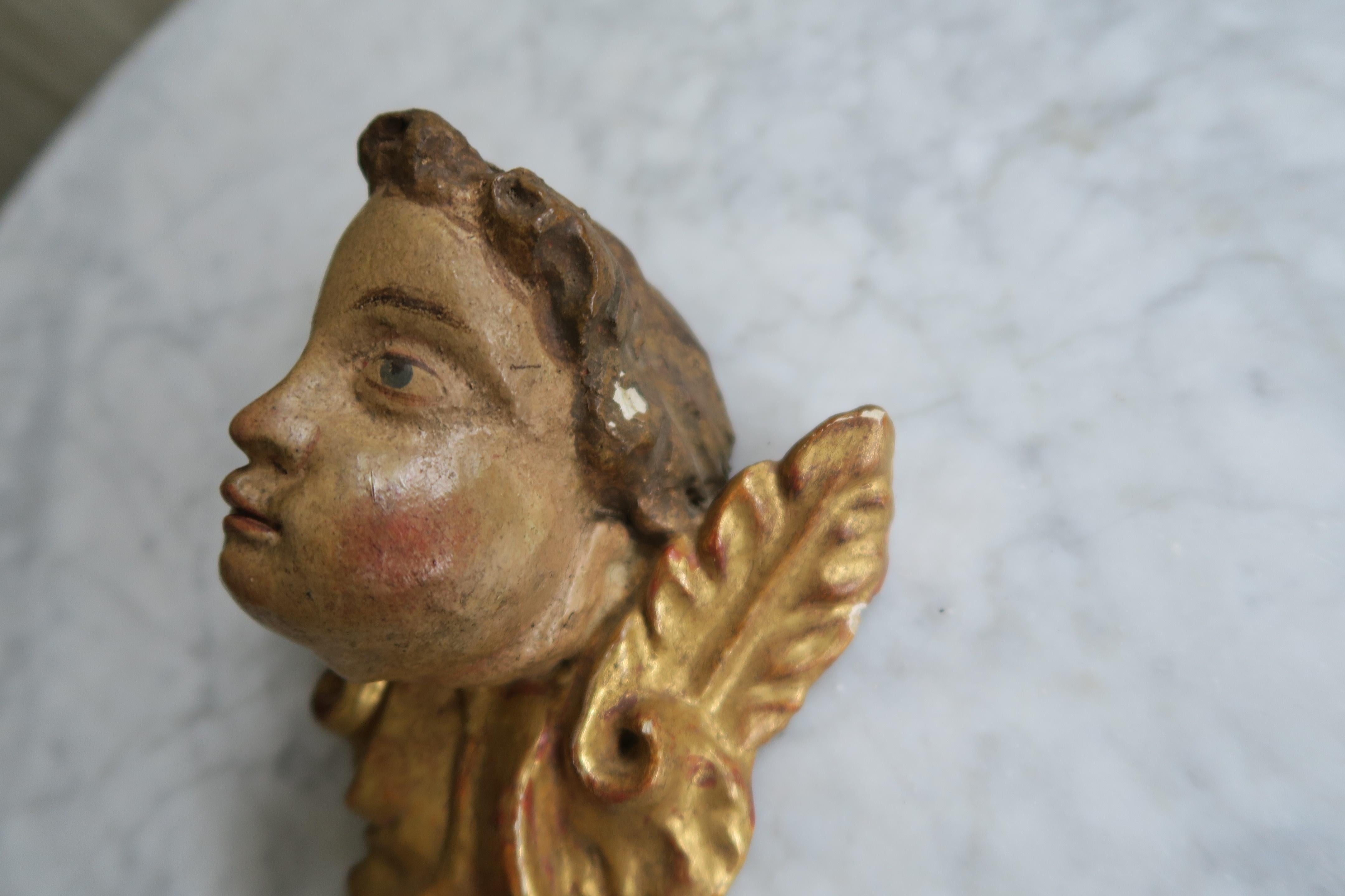 Fino al XVIII secolo Angelo barocco intagliato in legno del XVIII secolo in vendita