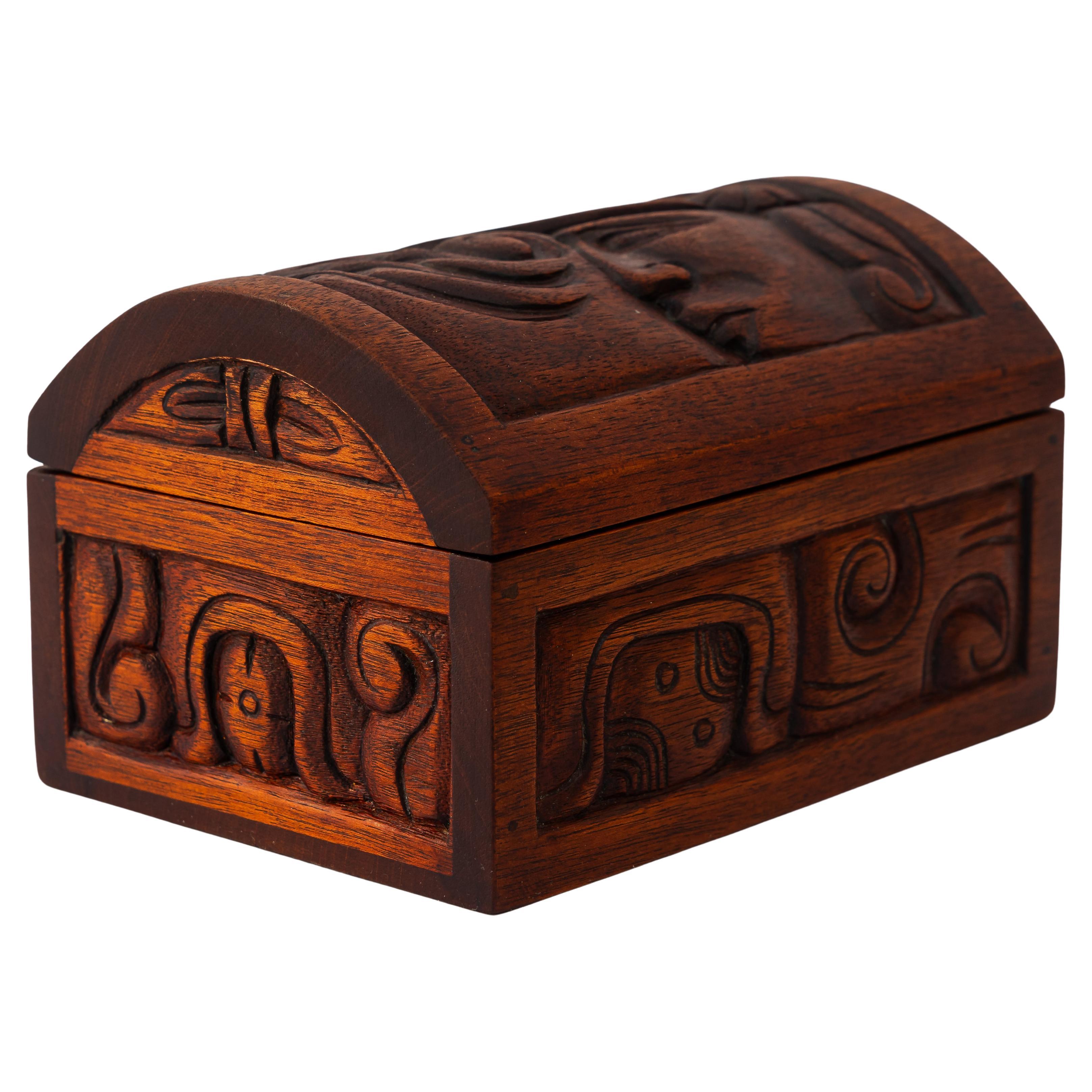 Caja de madera tallada marcada de Honduras hacia los años 70