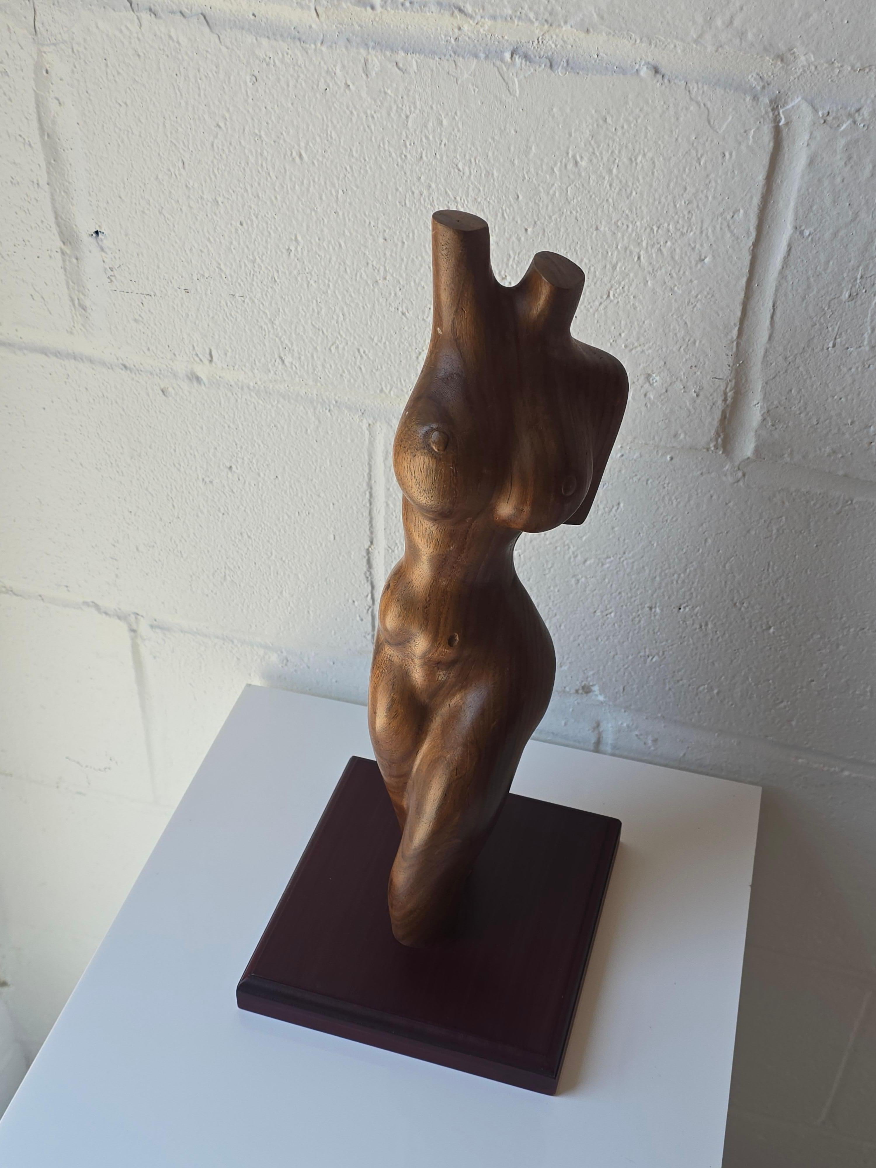 Intagliato a mano Scultura di figura femminile scolpita in Wood in vendita
