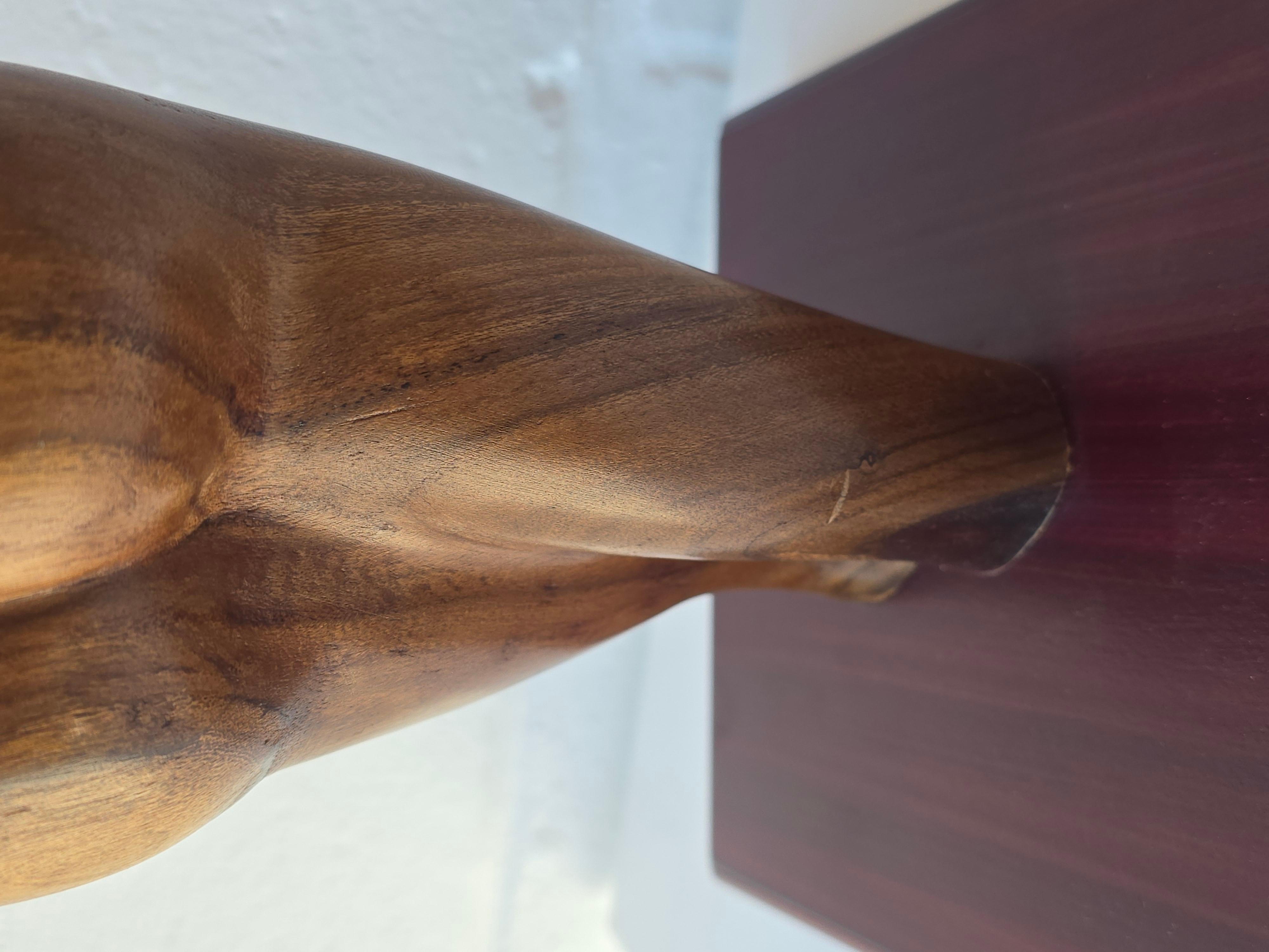 Sculpture féminine en bois sculpté en vente 1