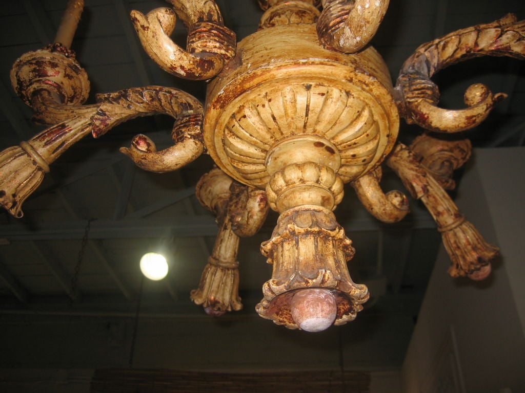 Wood Carved Italian Chandelier in Original Paint and Gilt Finish In Good Condition For Sale In Dallas, TX