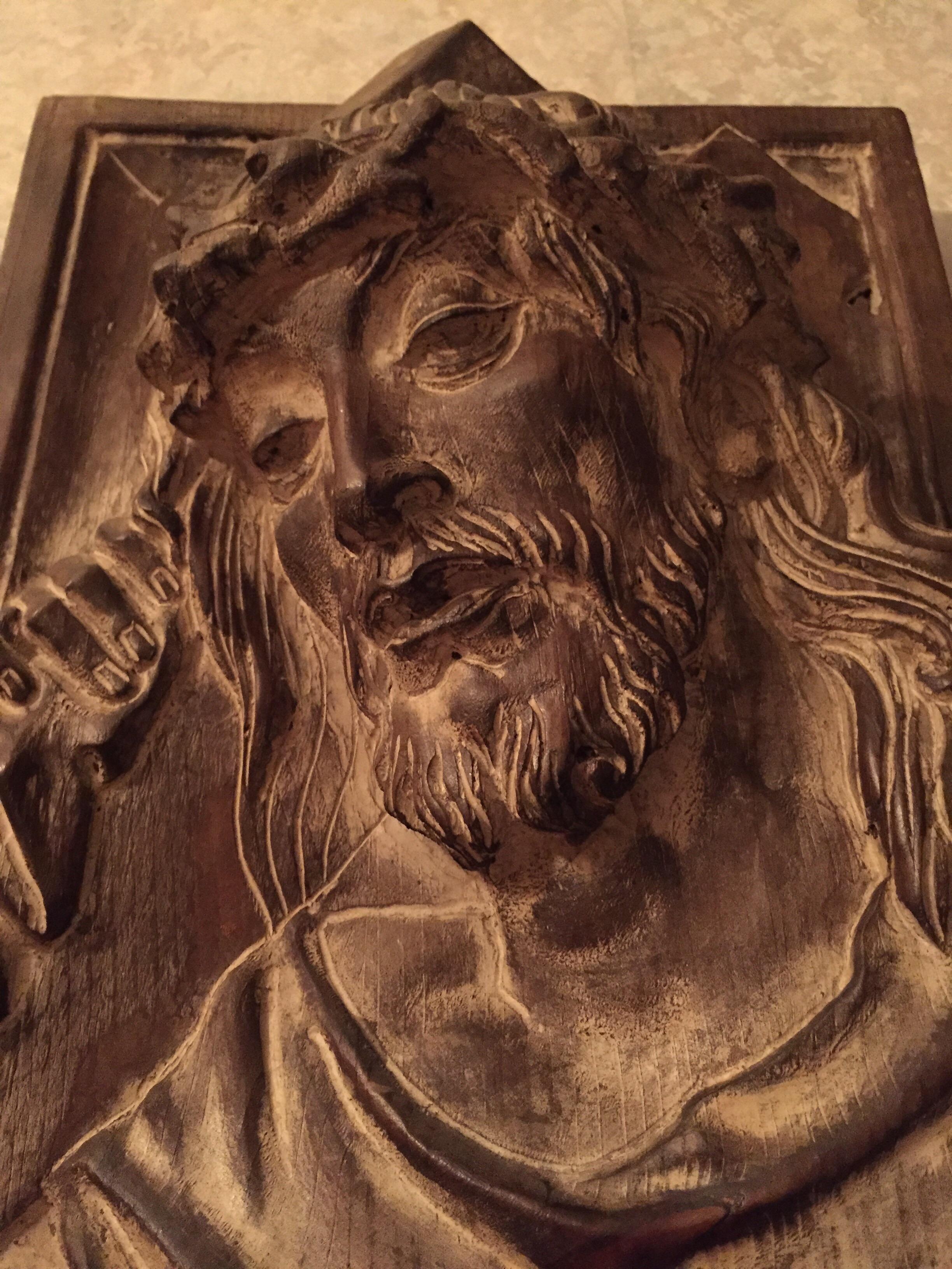 Religiöse Skulptur mit Jesus Christuskopf aus italienischem Basrelief, um 1970 (Holz) im Angebot