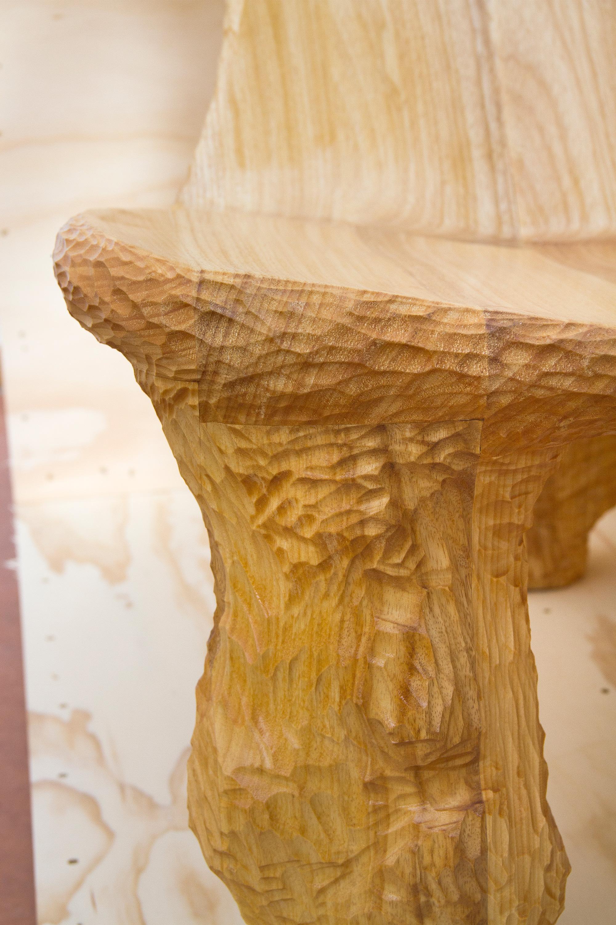 Geschnitzter Loungesessel aus Holz, entworfen von Tellurico für Emma Scully Gallery New York. im Angebot 4