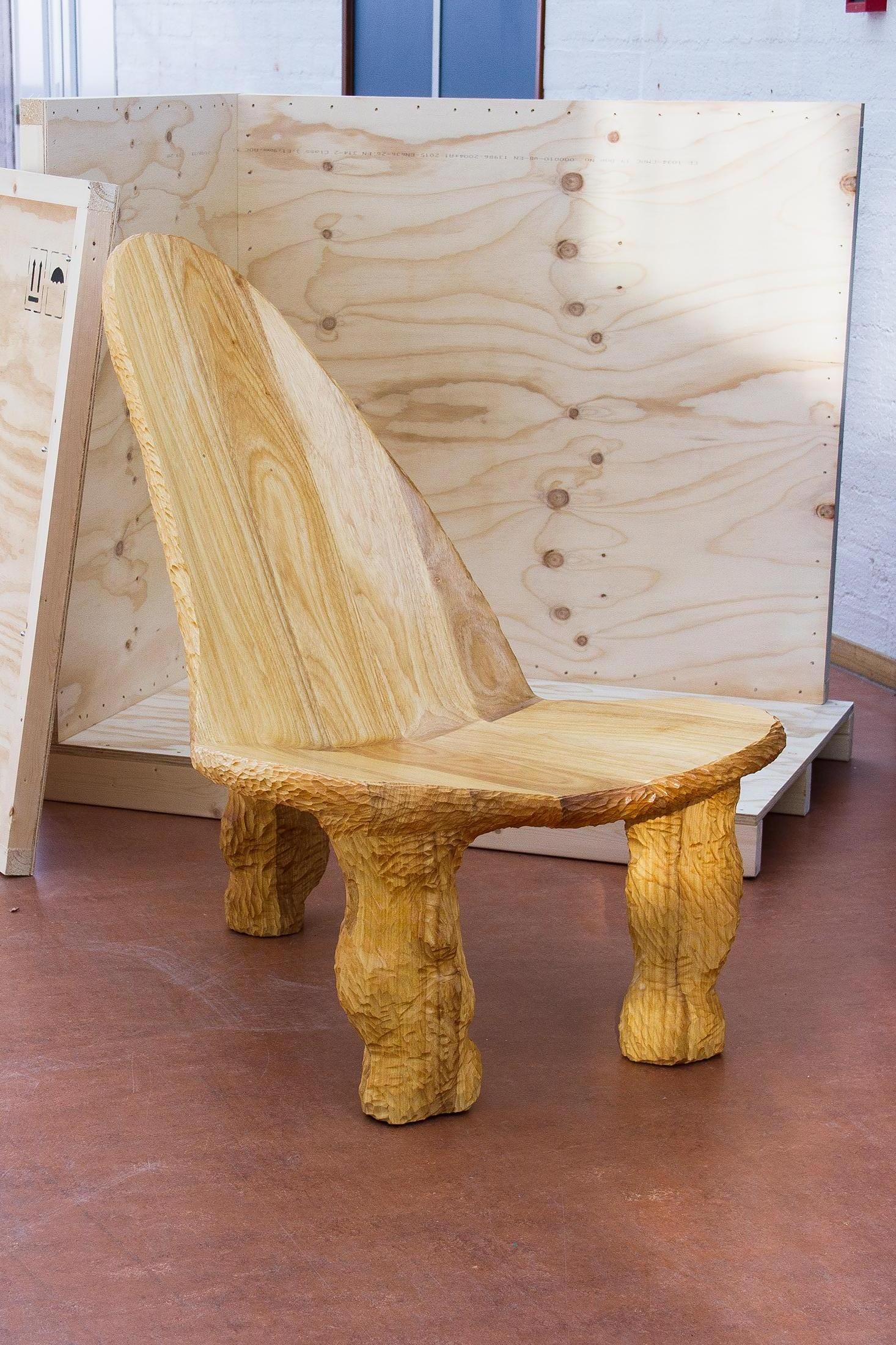 Hier ist die handgeschnitzte Holzversion des Loungesessels, der von Tellurico Design Studio für Emma Scully Gallery entworfen und hergestellt wurde.

Anpassungen: 
Auf Anfrage kann der Lounge Chair mit verschiedenen Holzarten oder