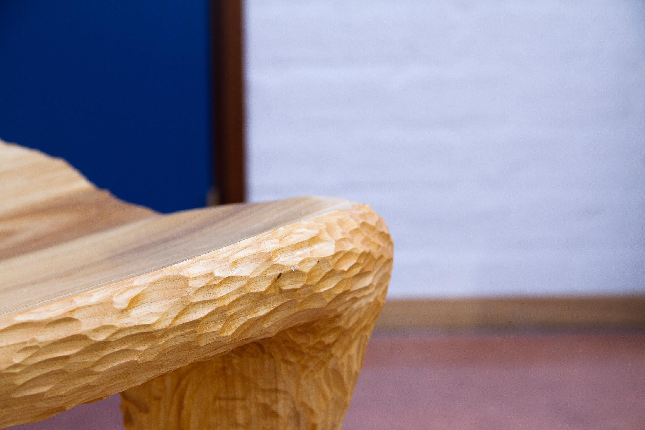 Geschnitzter Loungesessel aus Holz, entworfen von Tellurico für Emma Scully Gallery New York. (Europäisch) im Angebot