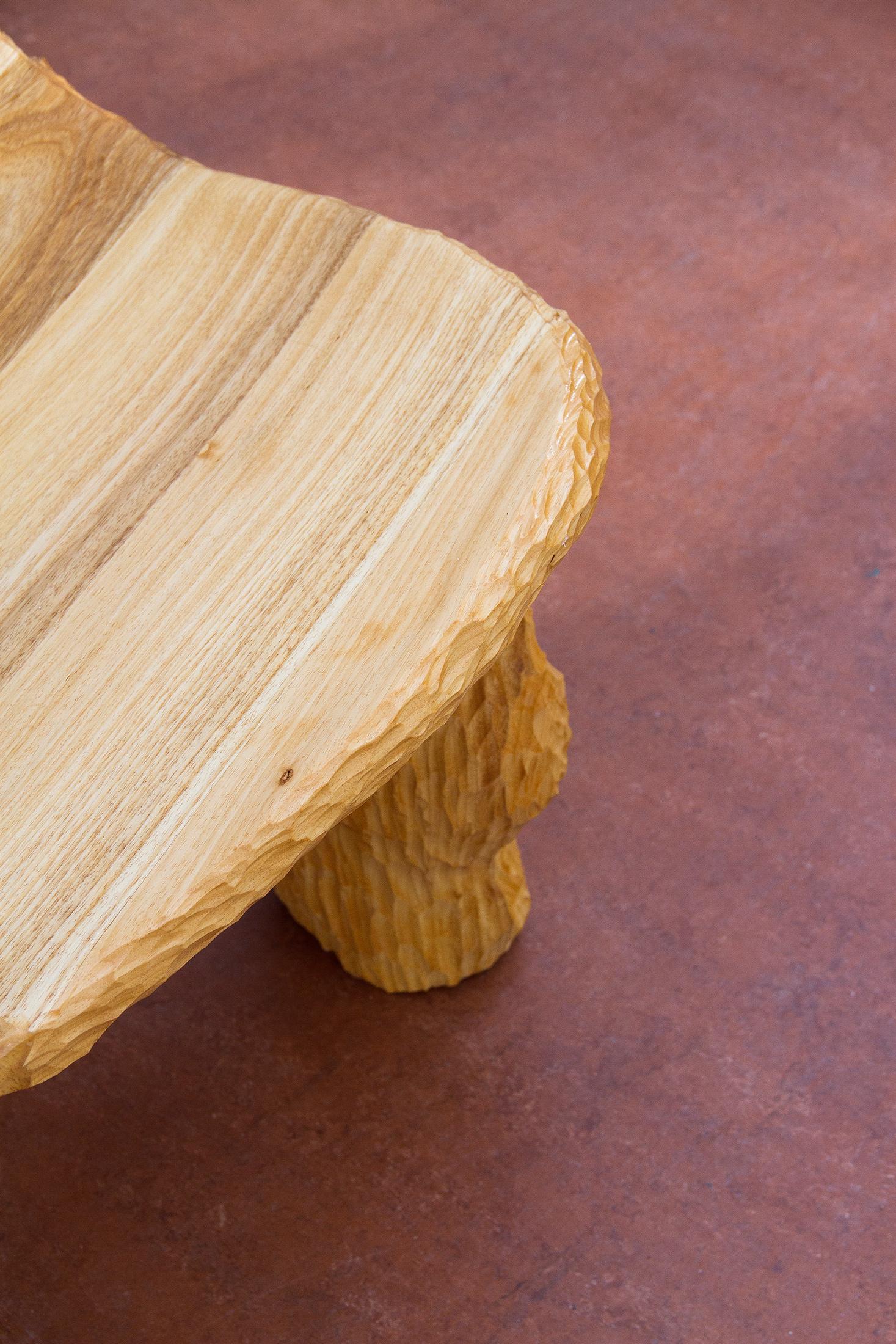 Geschnitzter Loungesessel aus Holz, entworfen von Tellurico für Emma Scully Gallery New York. (21. Jahrhundert und zeitgenössisch) im Angebot