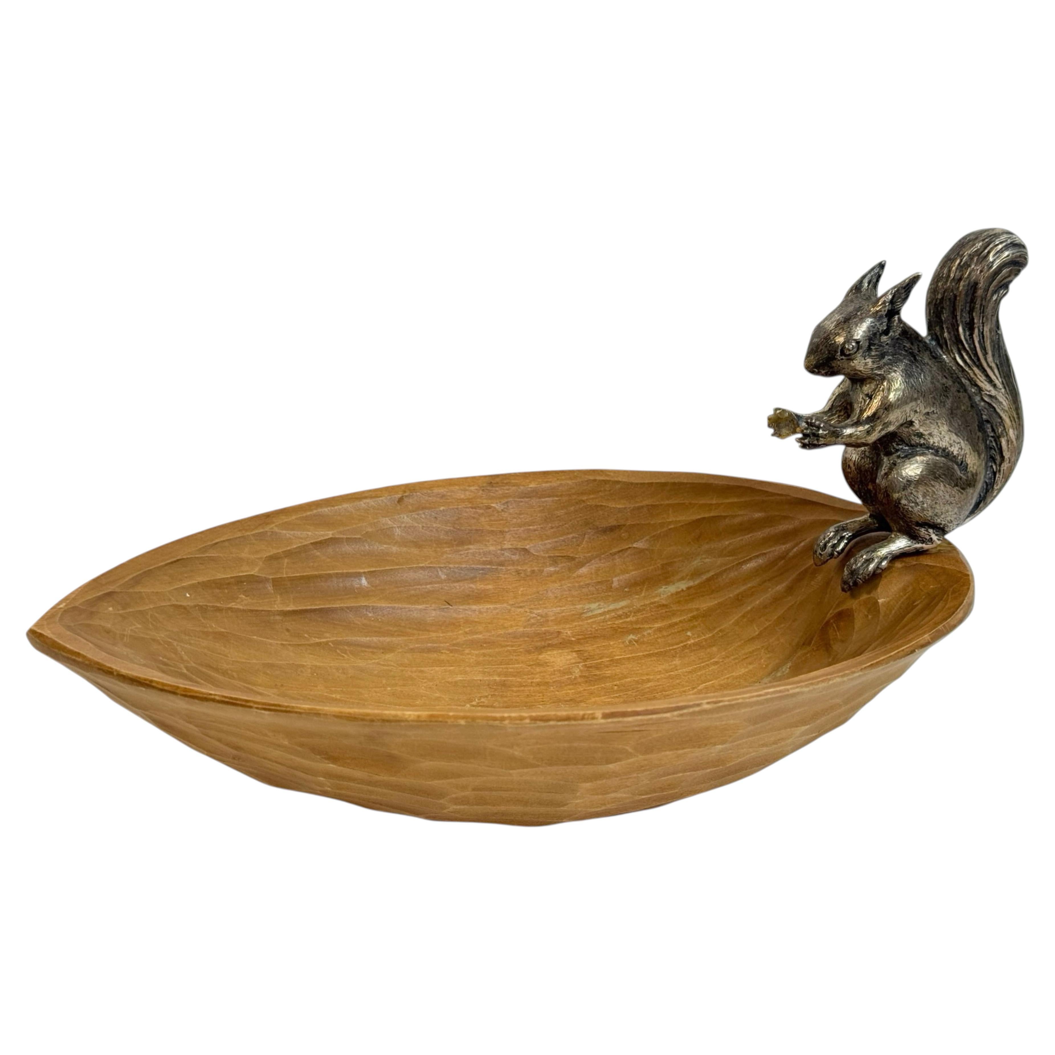 Bol à noix en bois sculpté avec figure d'écureuil German Mid Century Modern en vente