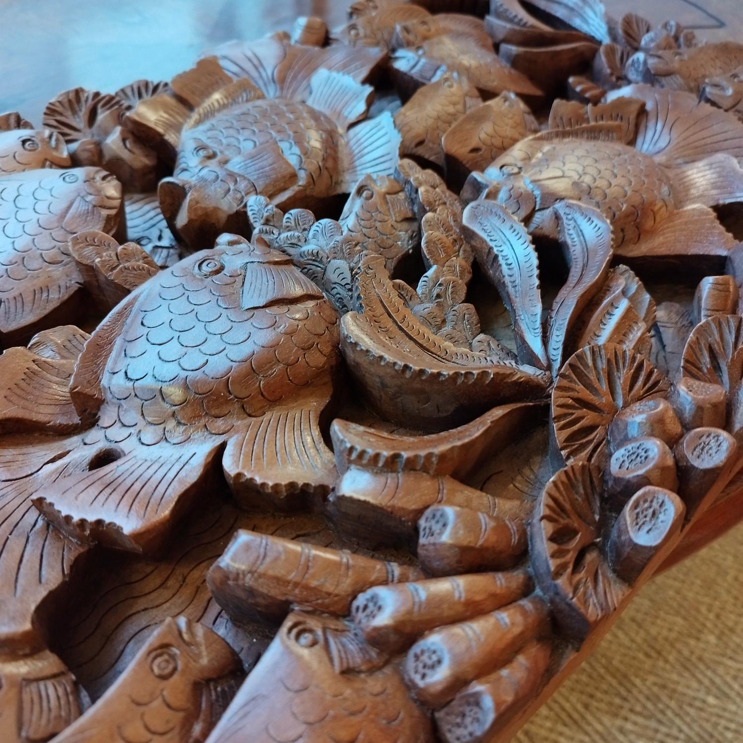 Tief geschnitzte Holztafel mit Fischdarstellung, vielleicht aus Vietnam. Die Handwerkskunst ist erstaunlich, sehr dekoratives Element.
Zögern Sie nicht, mich für ein Versandangebot zu kontaktieren.
