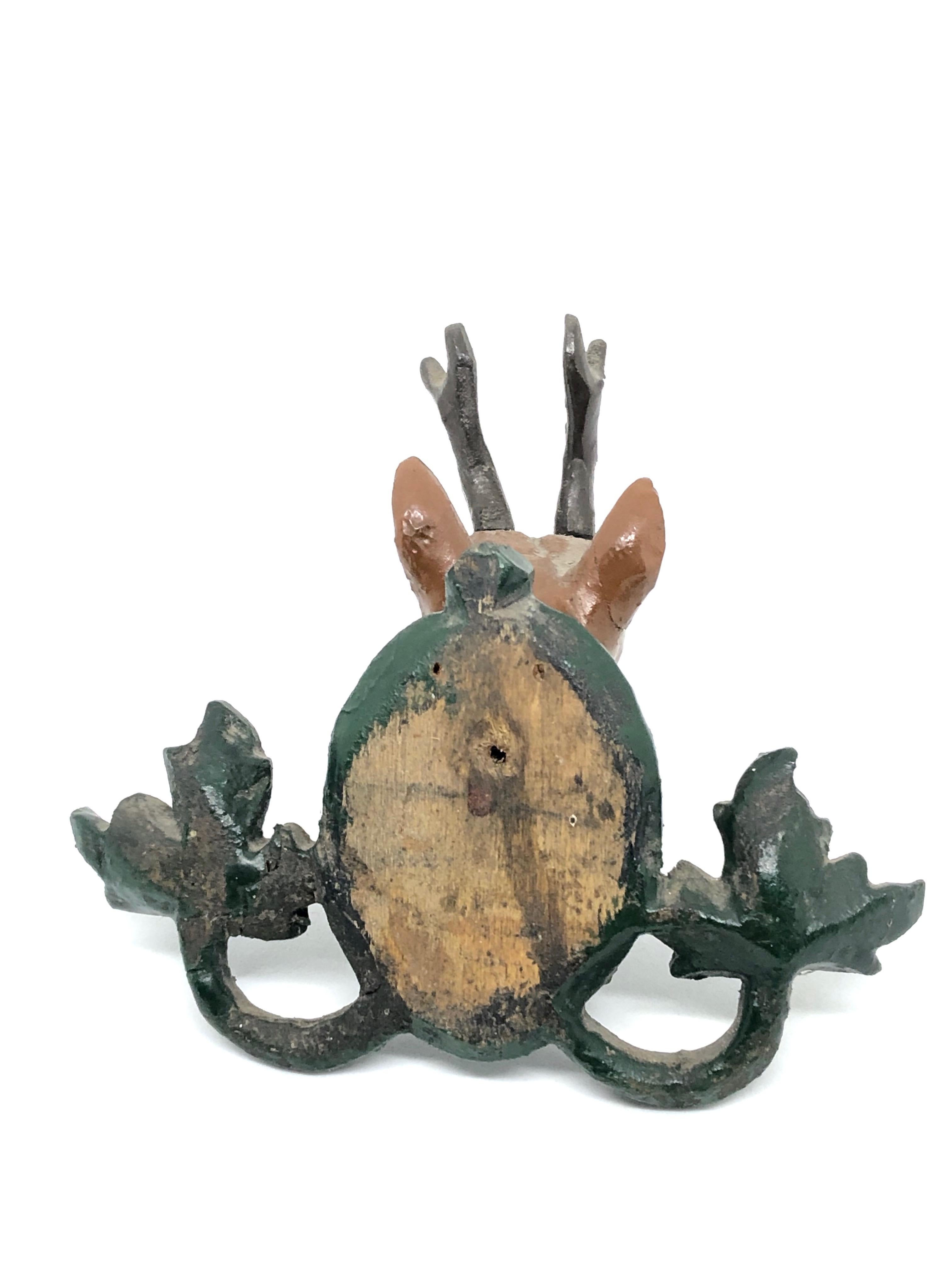 Sculpté à la main Tête de chevreuil en bois sculpté Forêt Noire allemande:: Antique:: 1900s en vente
