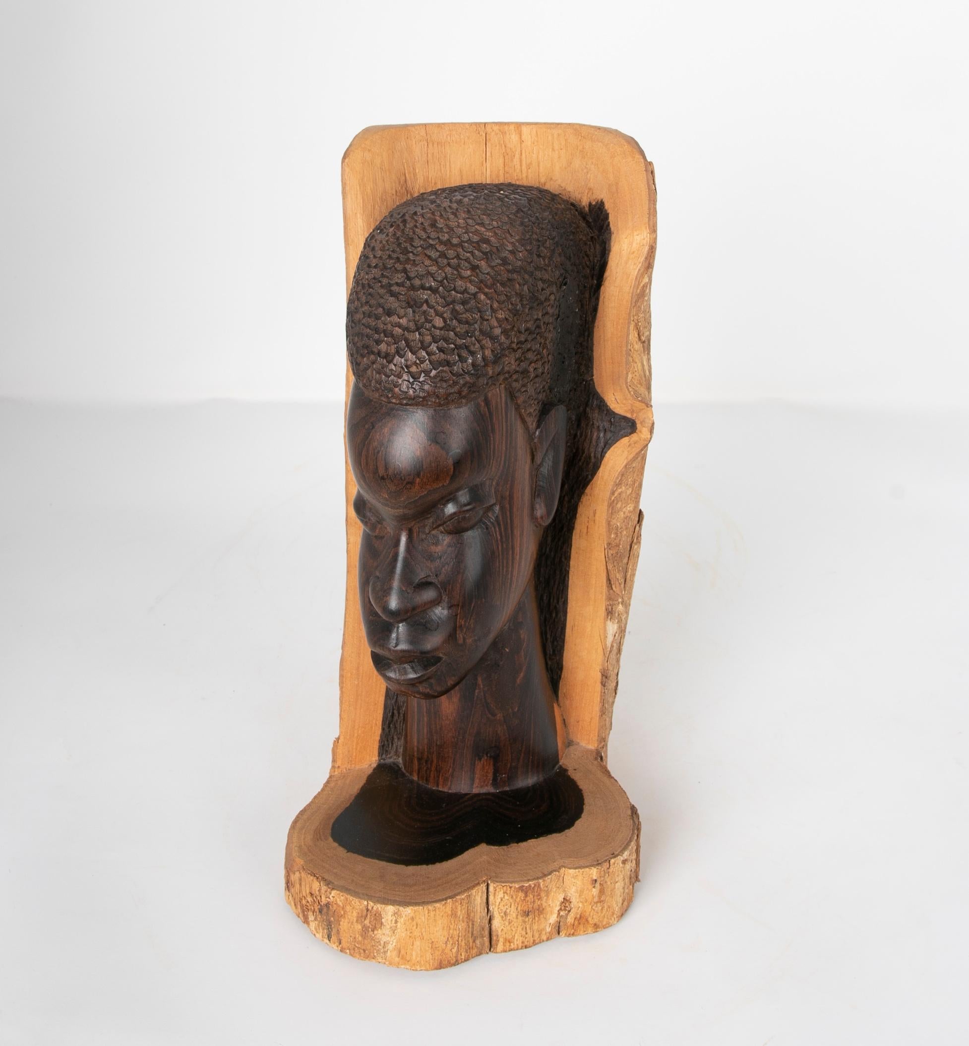 Wood-Carved Sculpture of a Tanzanian Woman Signed and Dated 1922 In Good Condition For Sale In Marbella, ES