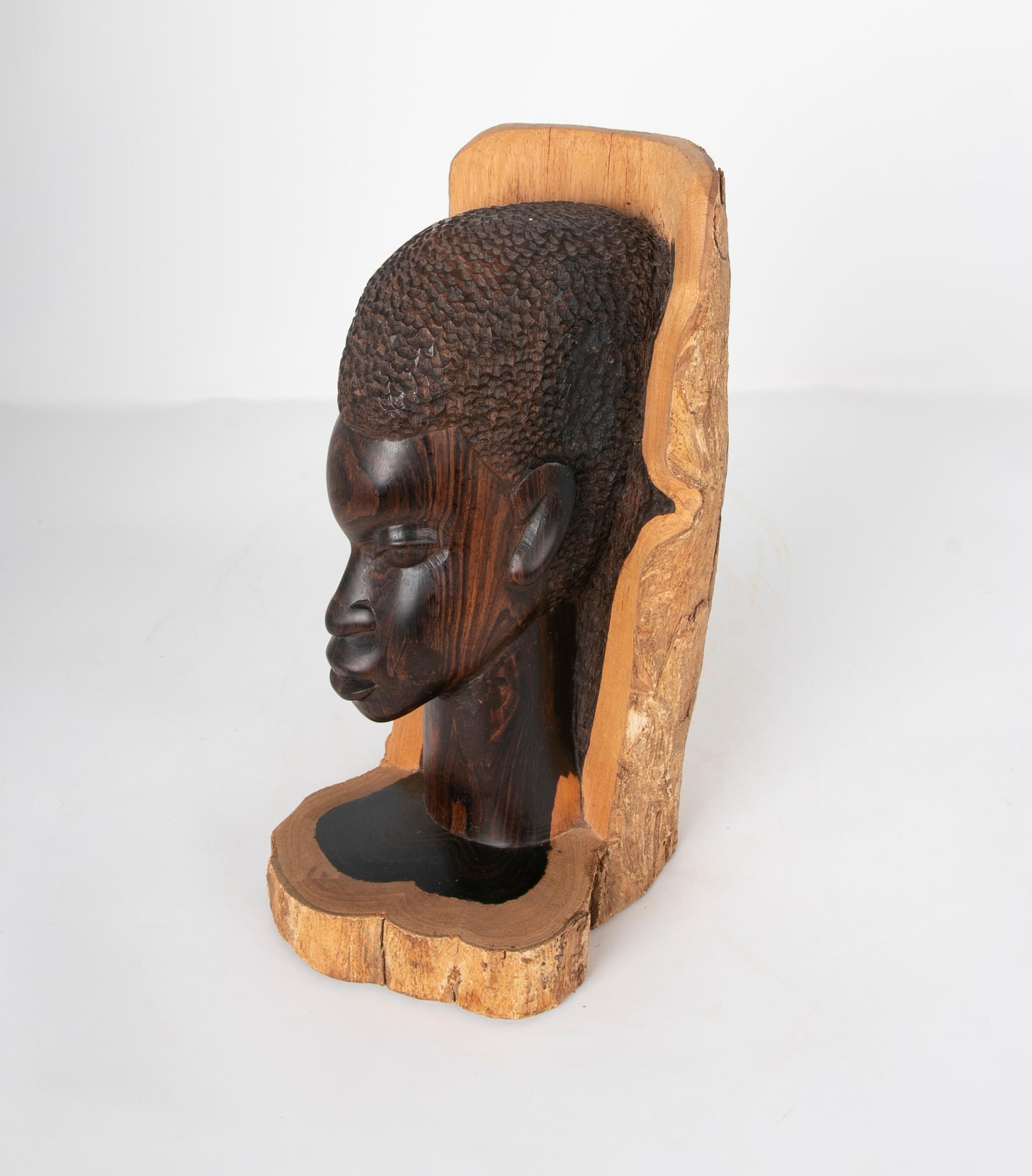 20th Century Wood-Carved Sculpture of a Tanzanian Woman Signed and Dated 1922 For Sale