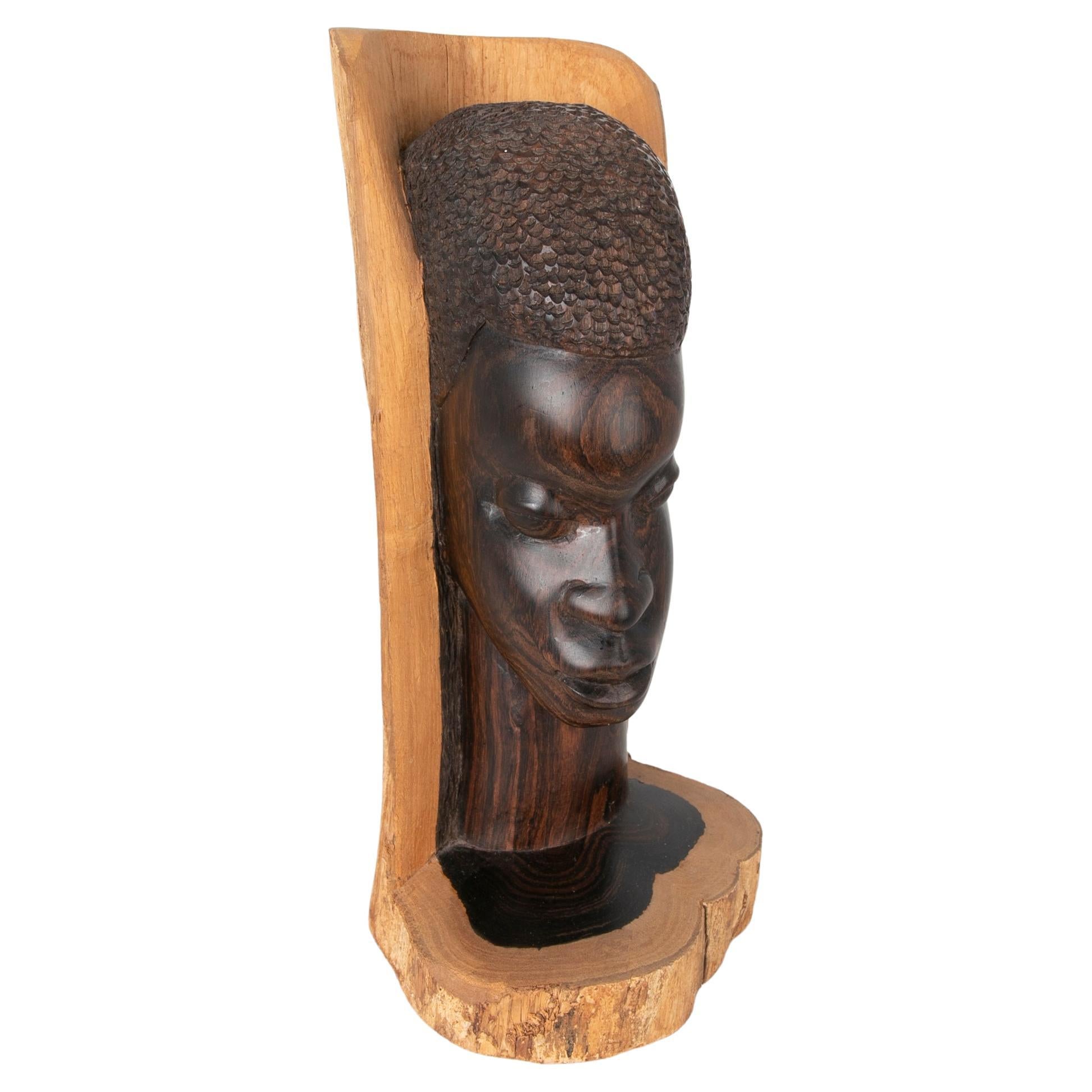 Escultura tallada en madera de una mujer tanzana Firmada y fechada en 1922