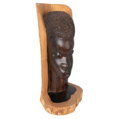 Holzgeschnitzte Skulptur einer Tansanischen Frau aus Holz, signiert und datiert 1922