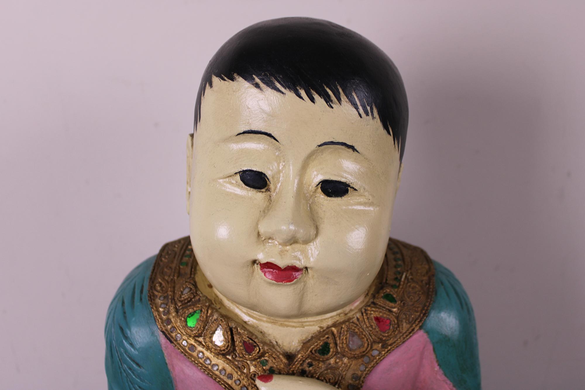 Chinoiseries Sculpture de bébé asiatique assise sculptée en bois, laquée et ornée de bijoux Thaïlande