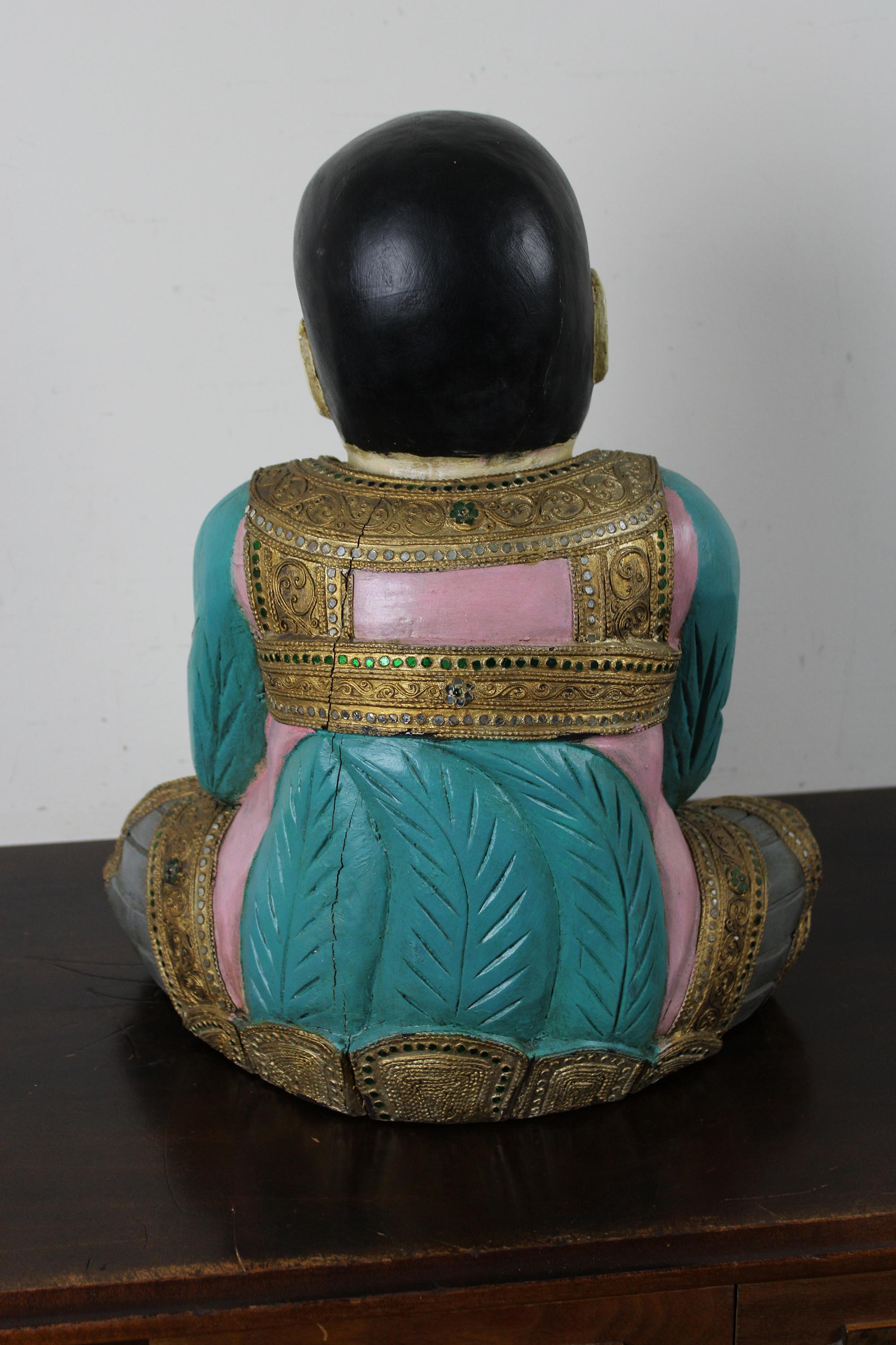 Bois de feuillus Sculpture de bébé asiatique assise sculptée en bois, laquée et ornée de bijoux Thaïlande