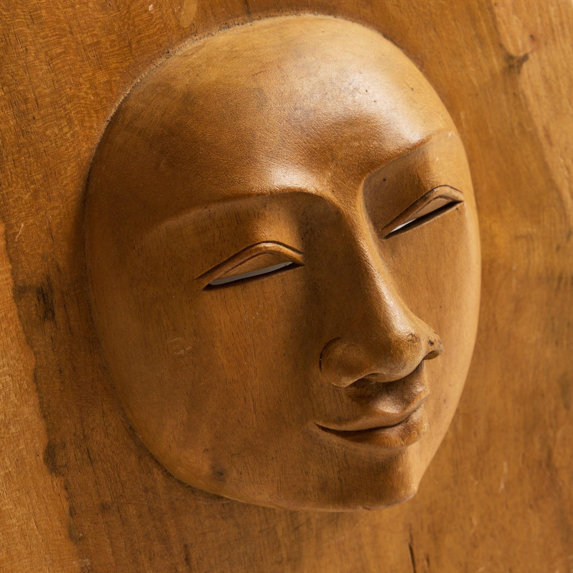 Sculpture d'un visage réalisée à partir d'un seul morceau de bois.