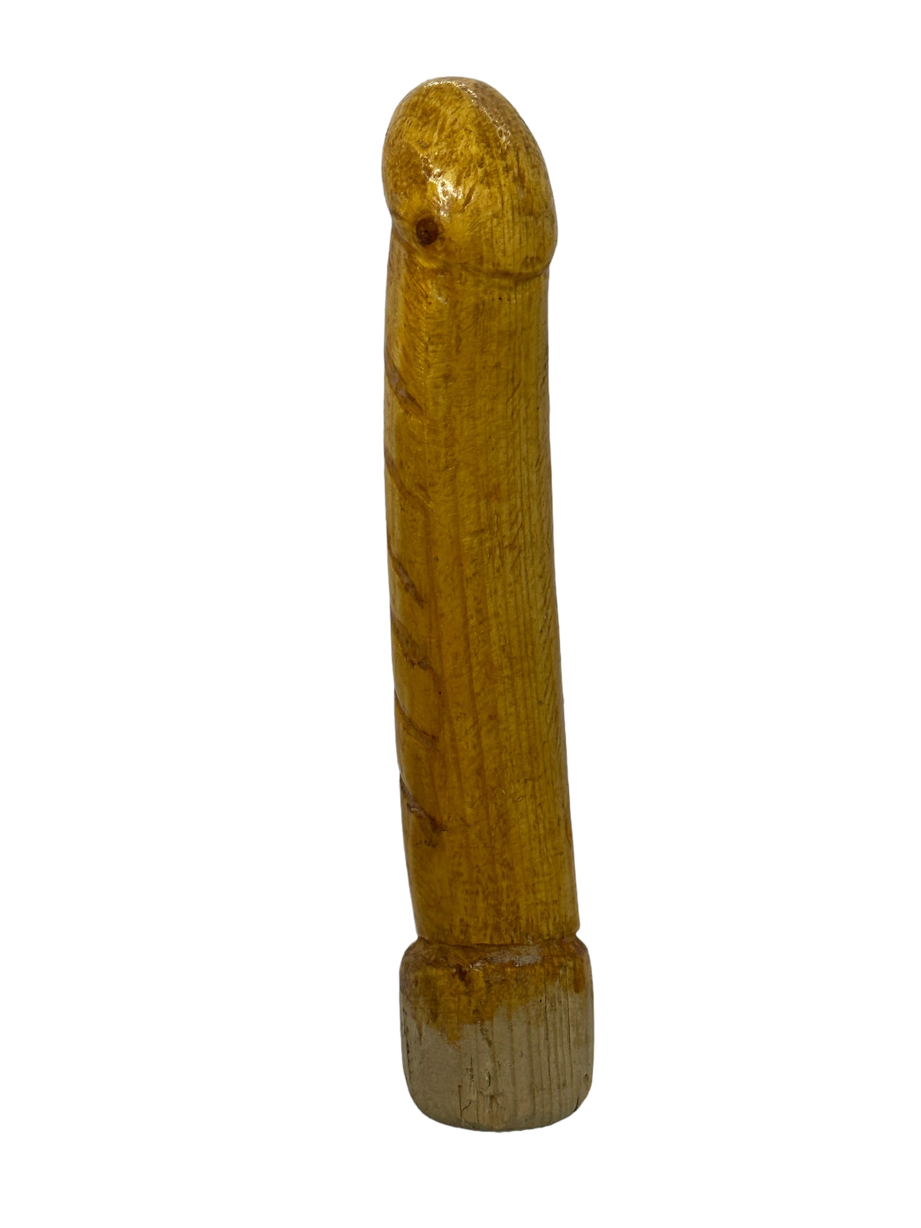 Bezaubernde, einzigartige, aus Holz geschnitzte Figur. Wir wissen nichts über den Gegenstand, glauben aber, dass er in den 1960er Jahren in Japan hergestellt wurde. Idealer Dekorationsartikel. Handgeschnitztes Holz. Ein schönes Ausstellungsstück für