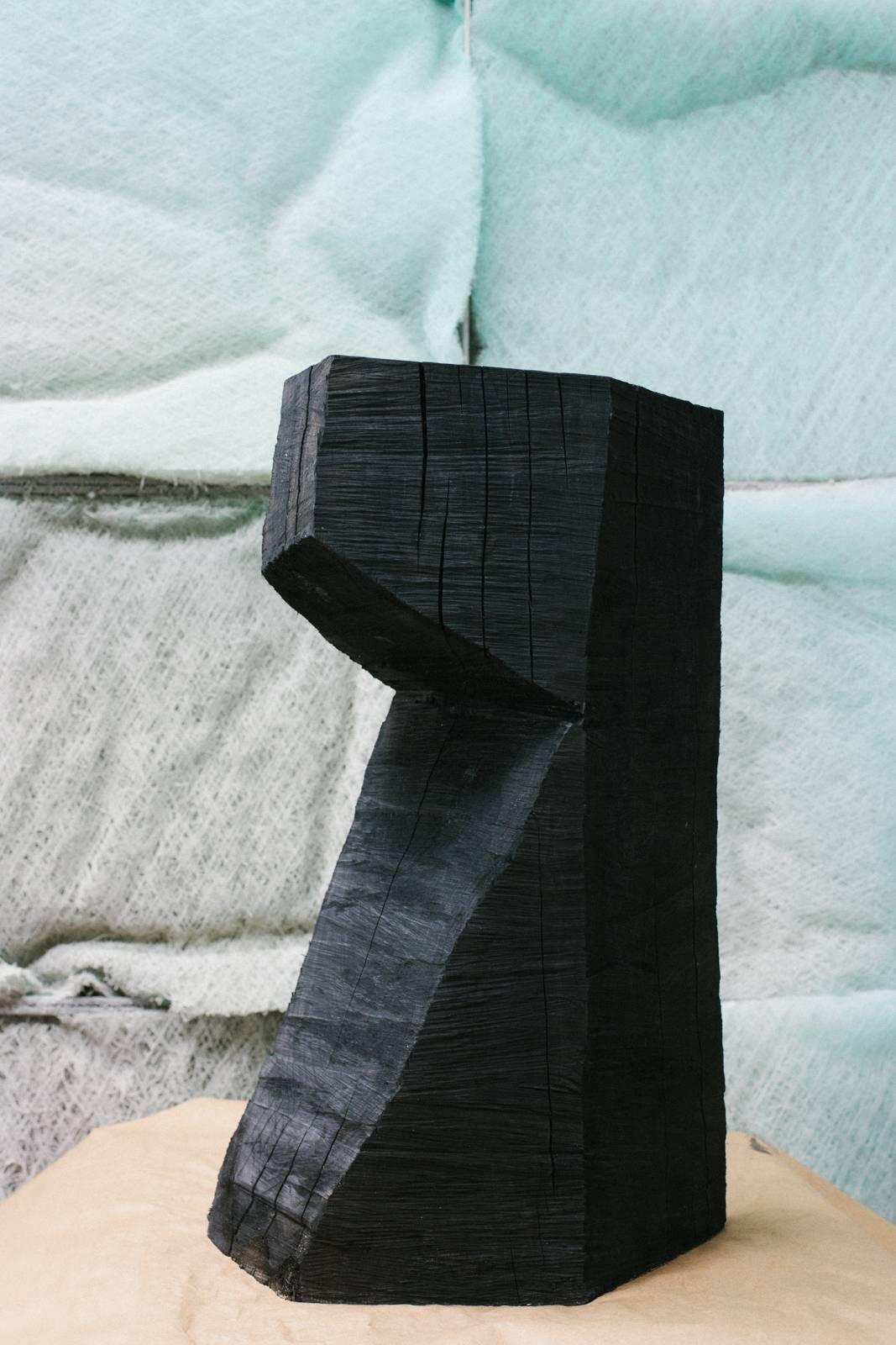 Contemporary Wood Kettensägenhocker und Beistelltisch von Fort Standard (amerikanisch) im Angebot