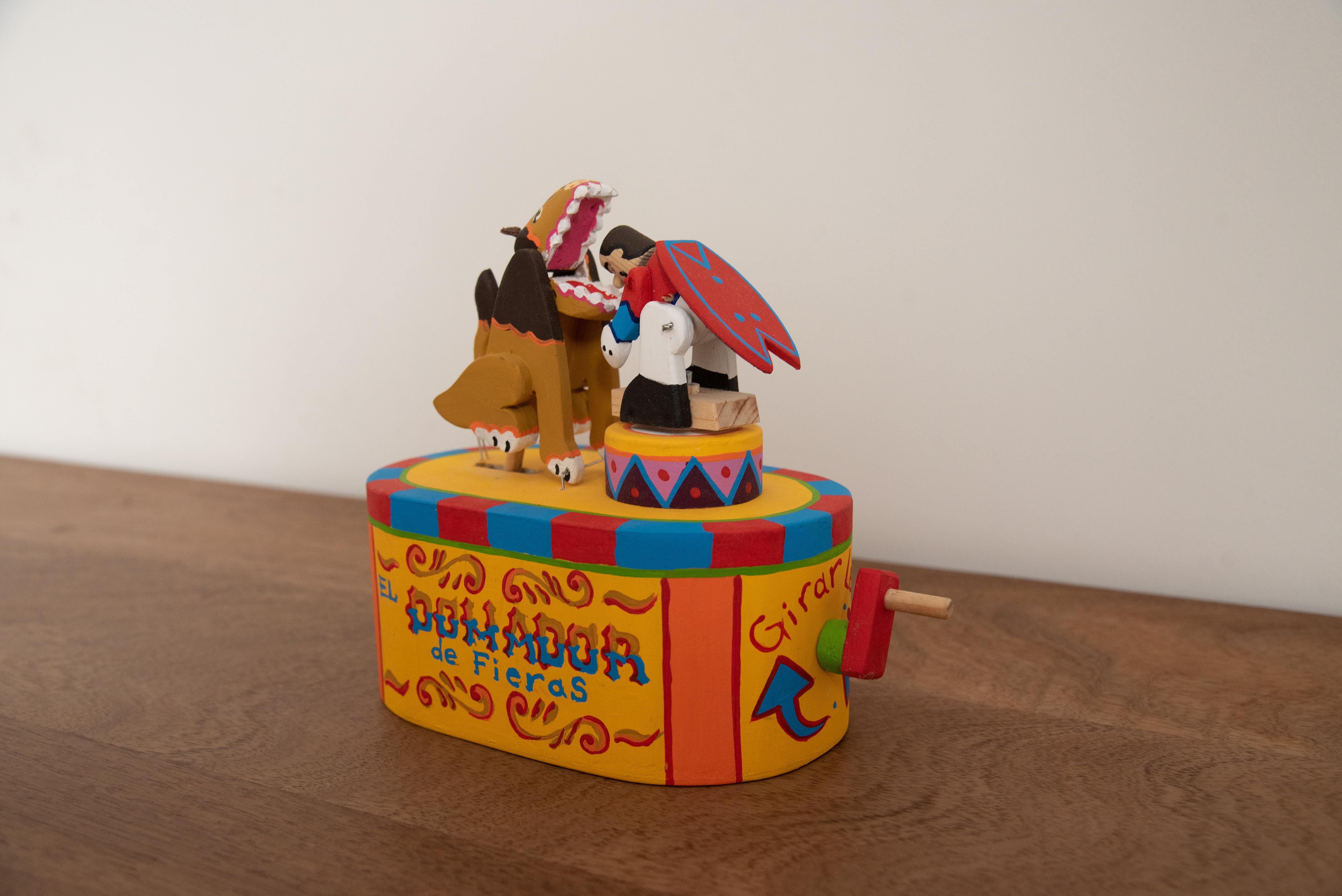 Messicano Wood Circus Toy Mexican Lion Tamer Mechanic Traditional Folk Art dipinto a mano in vendita