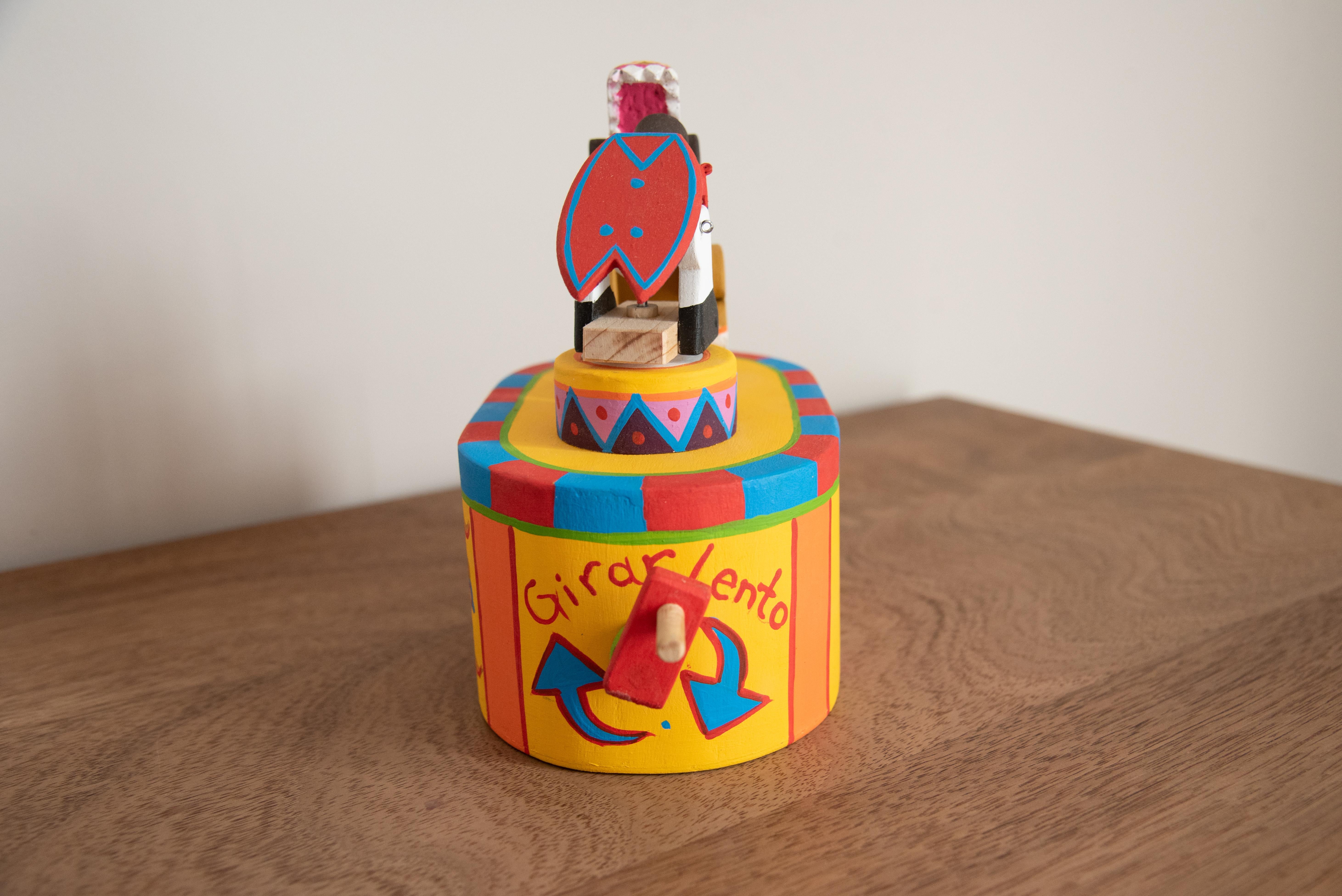 Intagliato a mano Wood Circus Toy Mexican Lion Tamer Mechanic Traditional Folk Art dipinto a mano in vendita