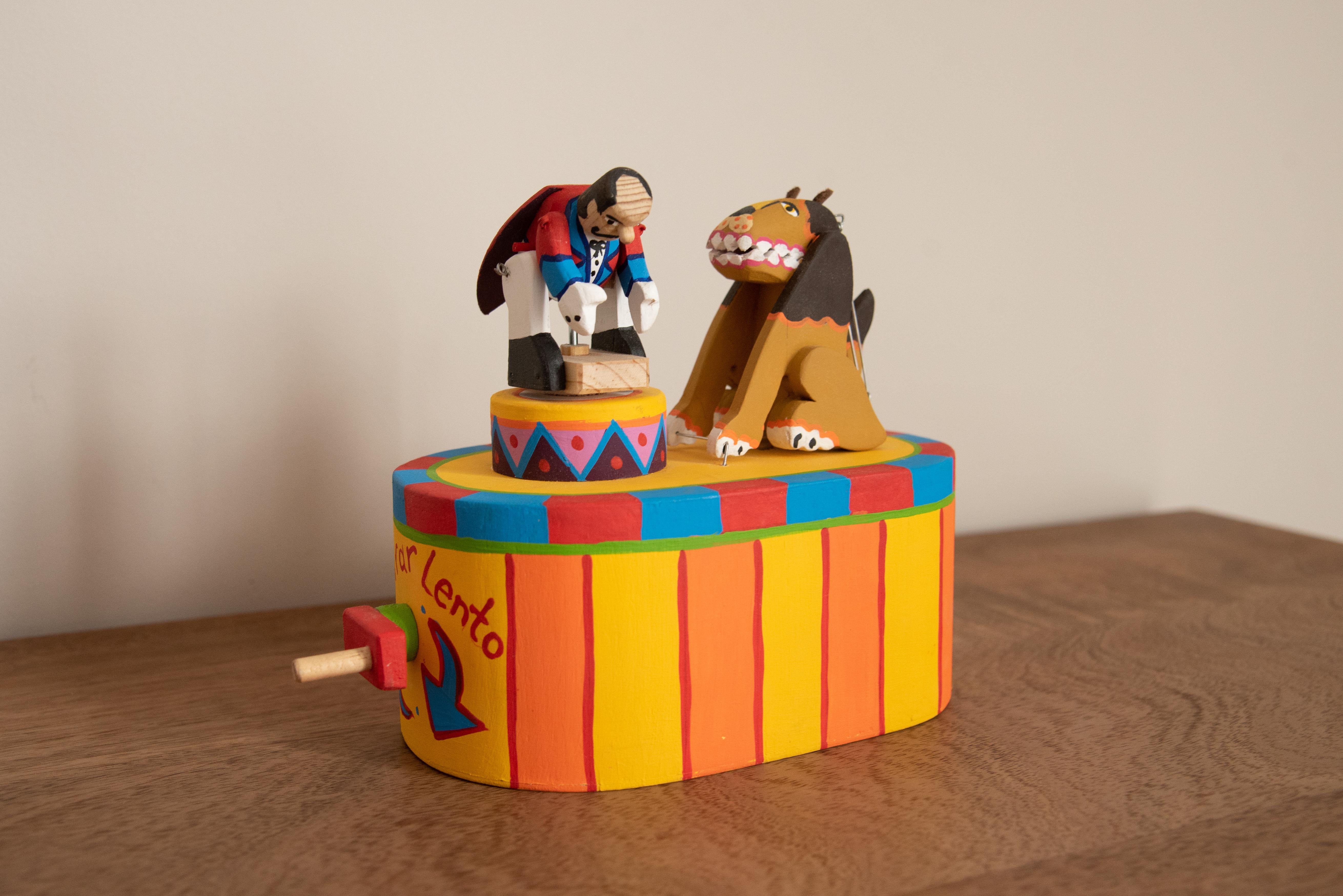 Wood Circus Toy Mexican Lion Tamer Mechanic Traditional Folk Art dipinto a mano In condizioni Nuovo in vendita a Queretaro, Queretaro