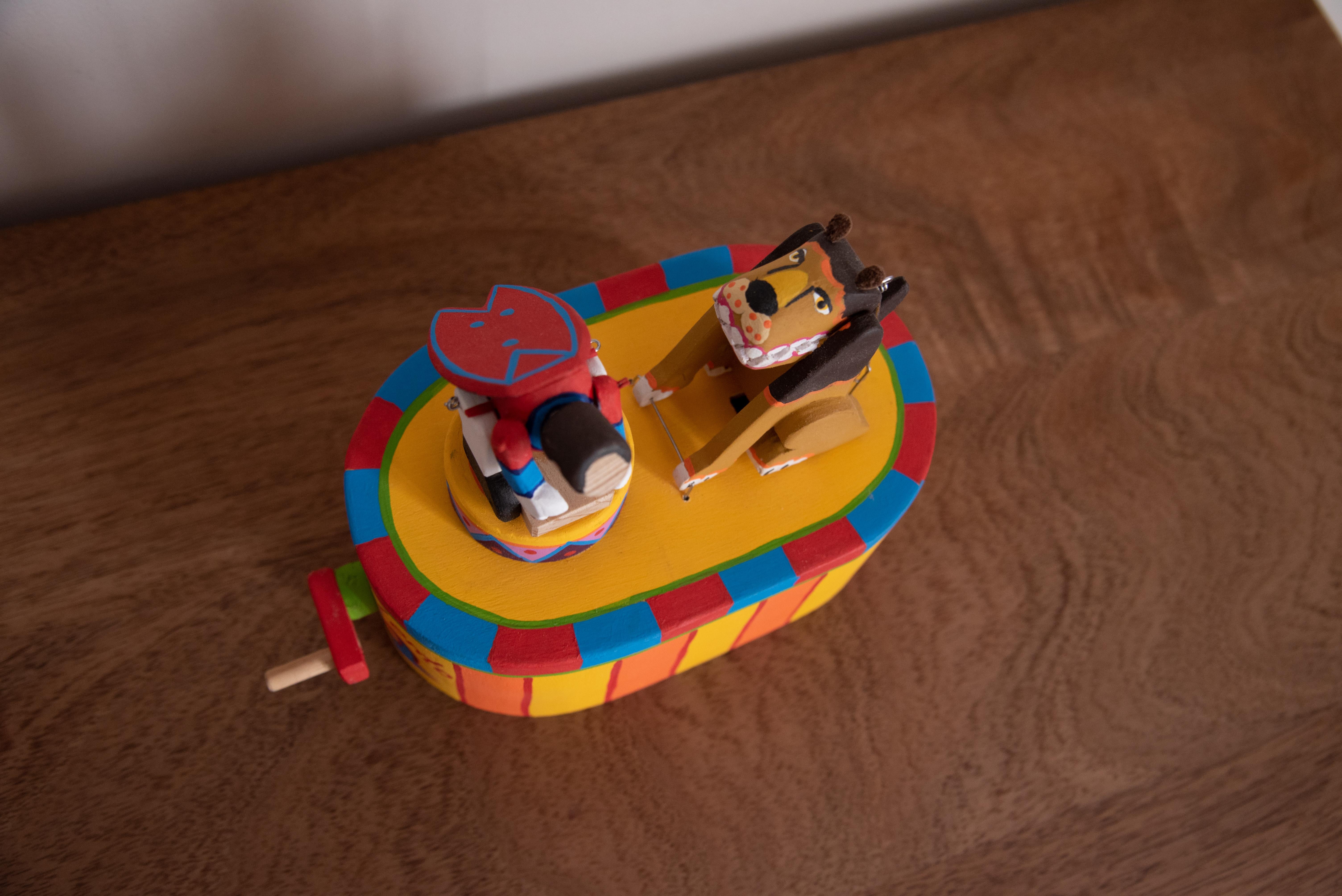 XXI secolo e contemporaneo Wood Circus Toy Mexican Lion Tamer Mechanic Traditional Folk Art dipinto a mano in vendita