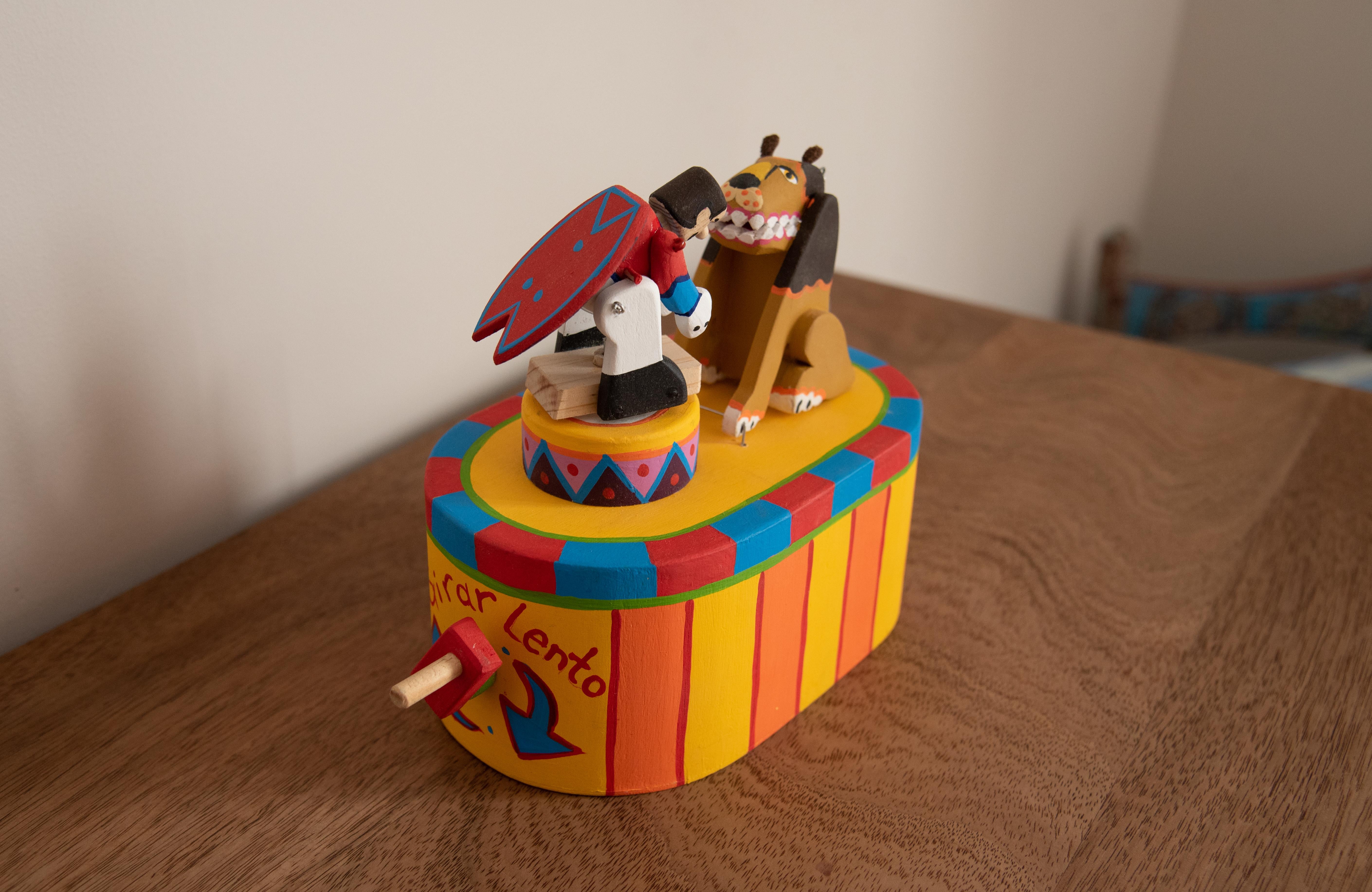 Acrilico Wood Circus Toy Mexican Lion Tamer Mechanic Traditional Folk Art dipinto a mano in vendita