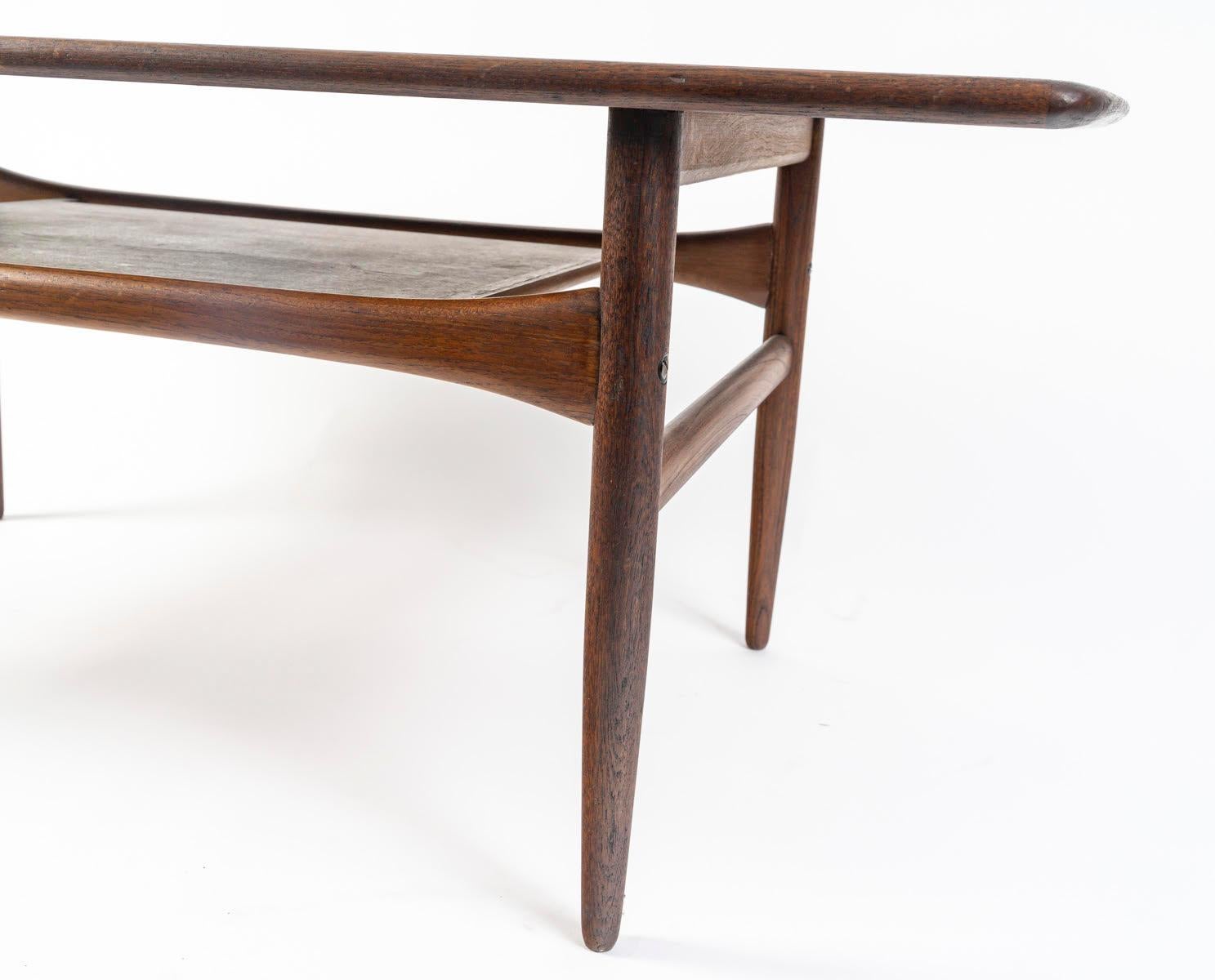 Table basse danoise, design des années 1960 de Robert Christensen.

Table basse en bois, design des années 1960, modèle de Robert Christensen.
H : 47cm, L : 123cm, P : 53cm