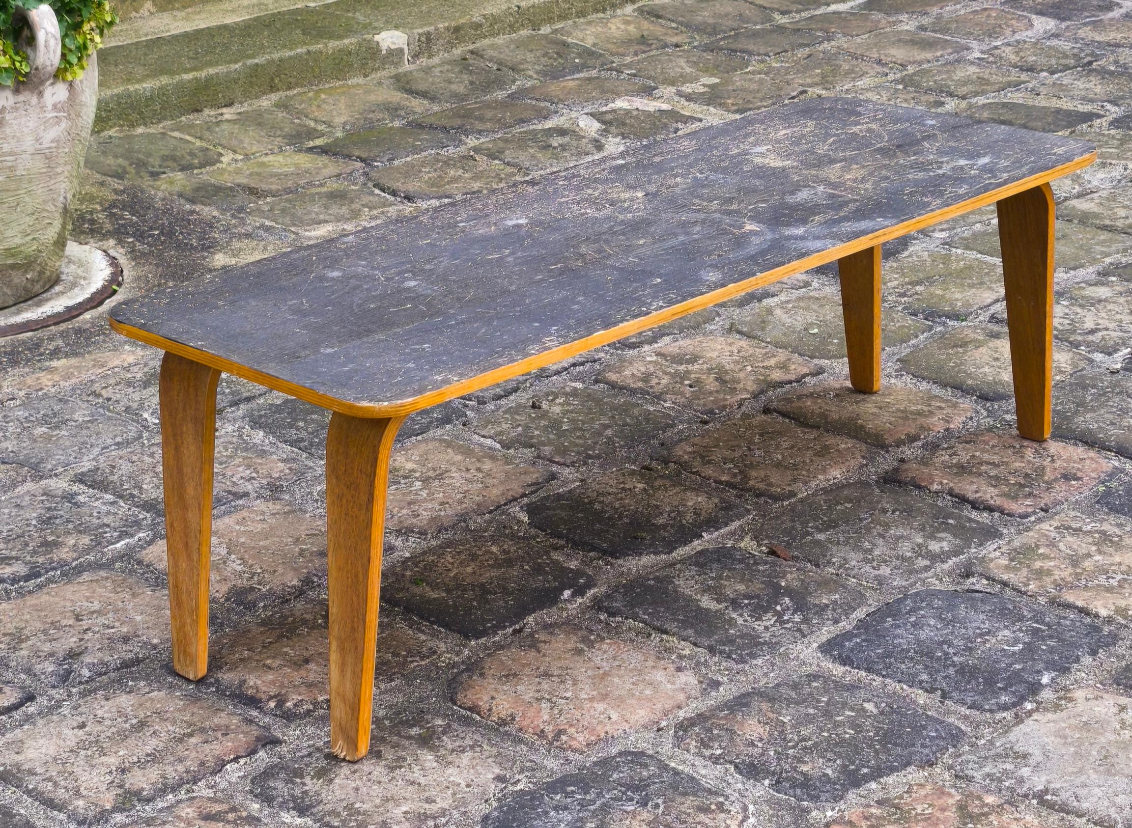 Superb rectangular wooden coffee table with a black top, attributed to Eames, Herman Miller, and Evans.
.
1950s.
.
The top has a sublime patina, with traces and signs of wear, and is completely original and has not been refinished.
.
The table is in