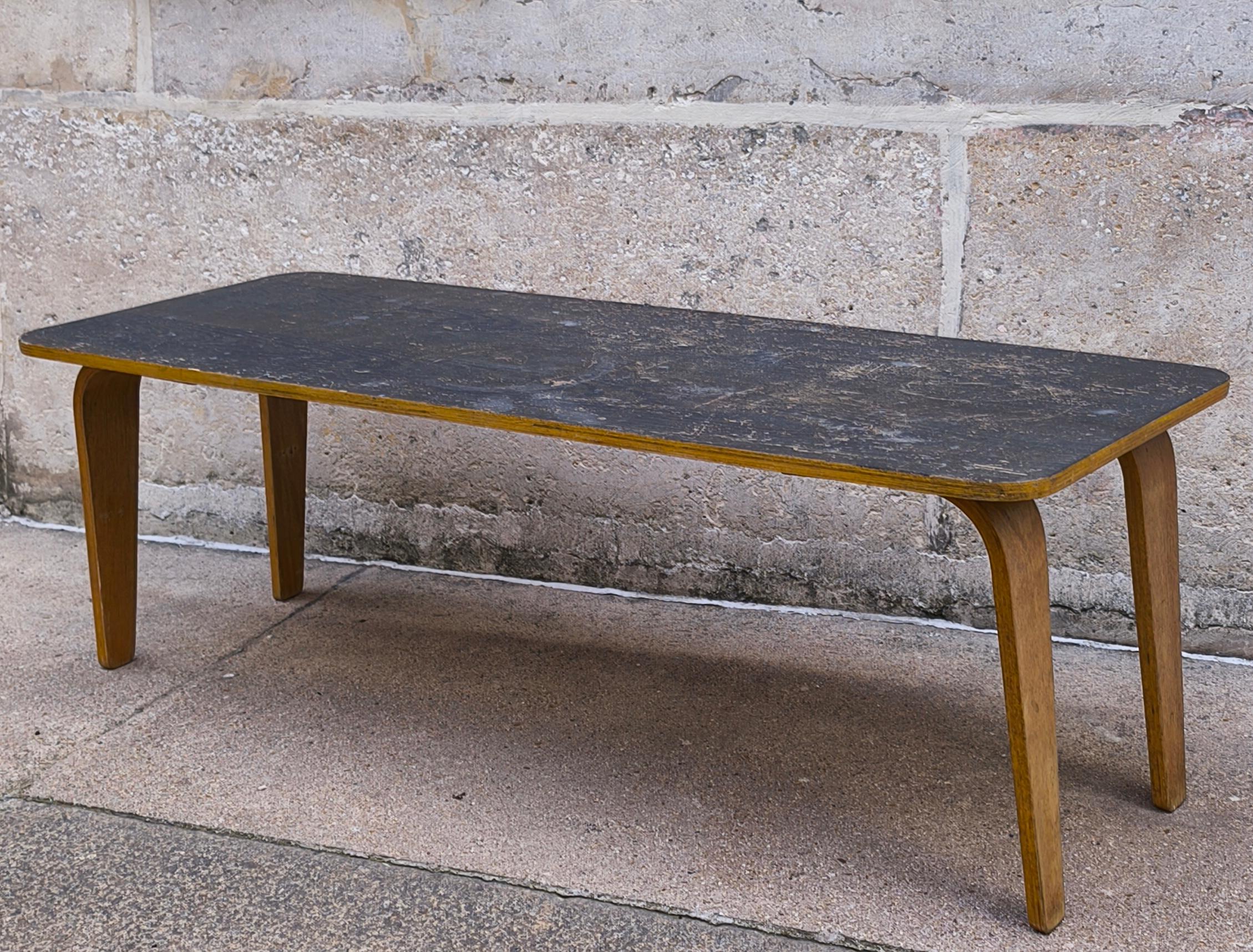 Wood coffee table, 50s, attributed to Eames Evans Herman Miller In Fair Condition For Sale In Paris, FR