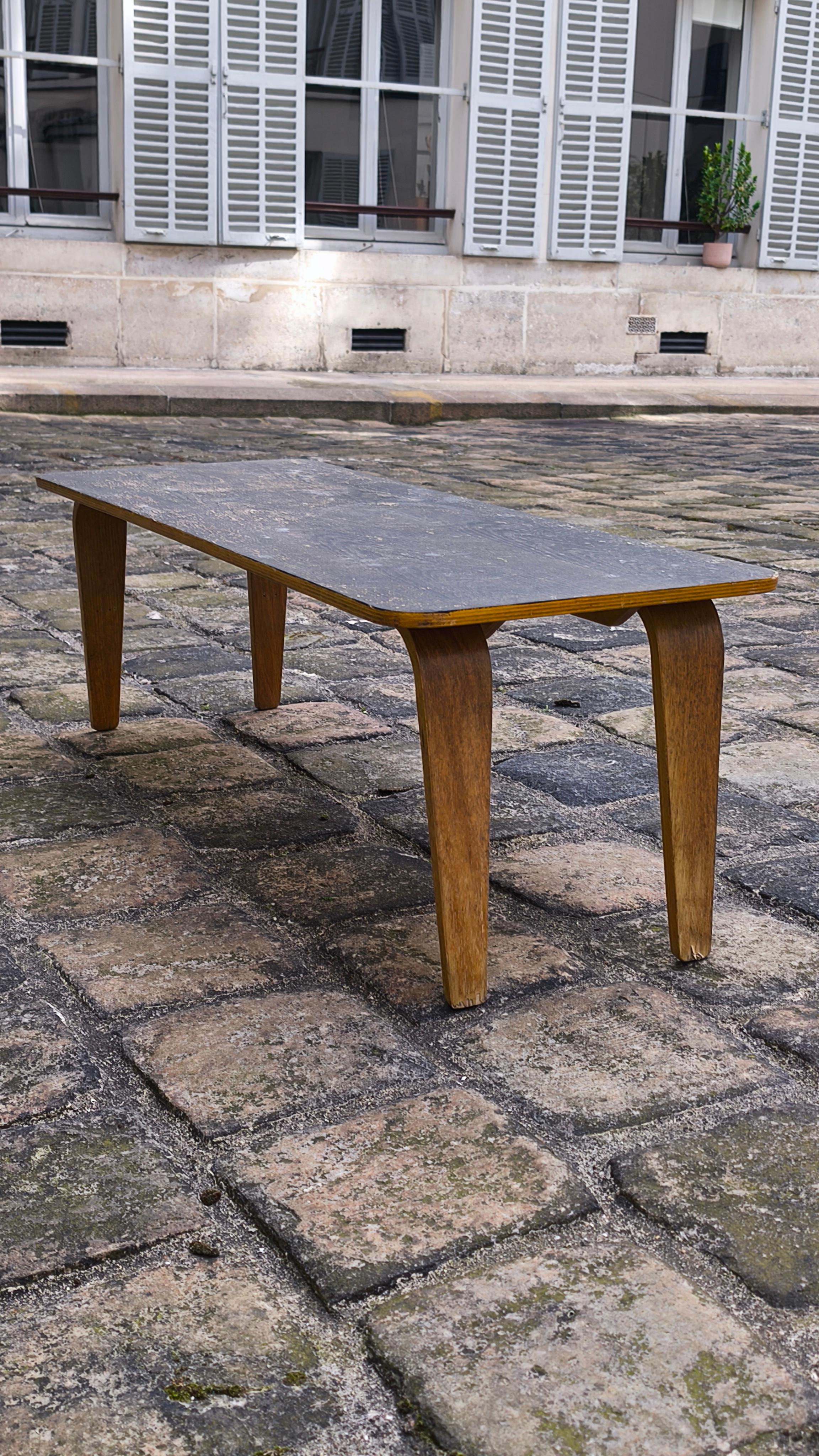 Wood coffee table, 50s, attributed to Eames Evans Herman Miller For Sale 1