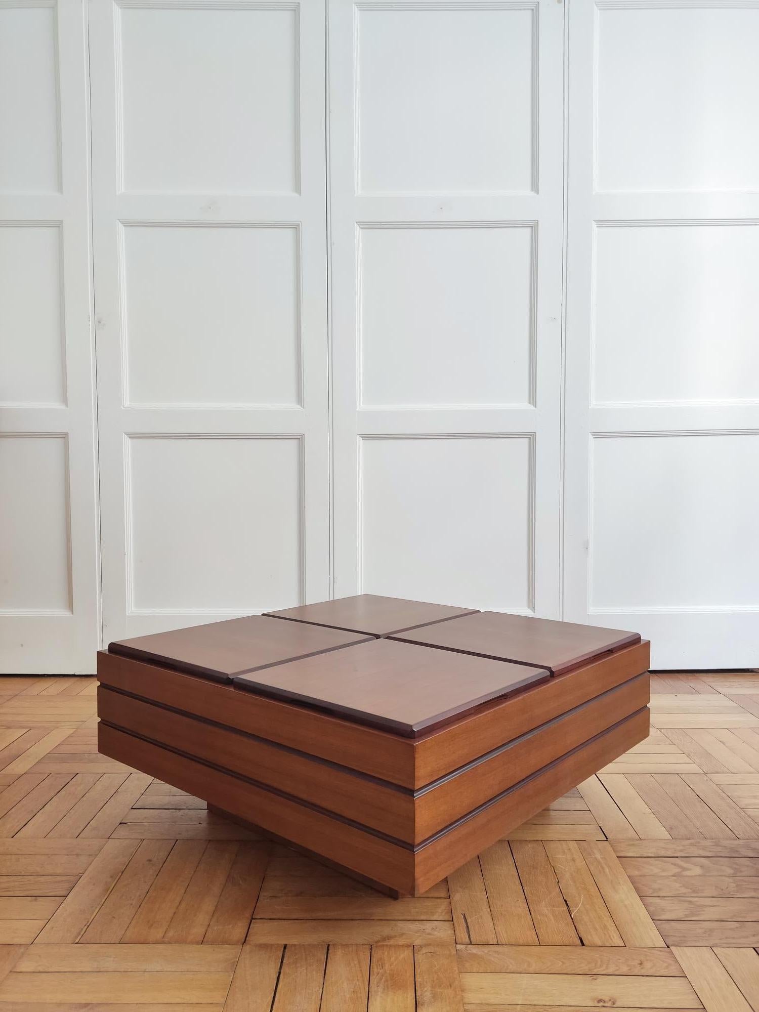 Table basse iconique en bois de teck attribuée à Carlo Hauner et fabriquée par Format Italy 60s.
La table est divisée en 4 cubes, chacun doté d'un couvercle, ce qui la rend très pratique à utiliser.

Carlo Hauner (ICon 1927-1997) est connu pour ses