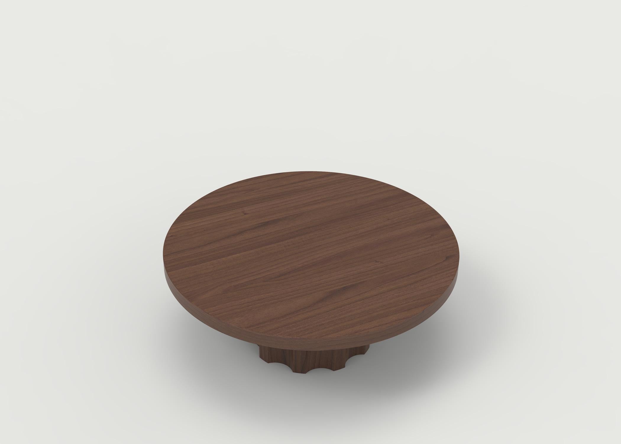 La table basse Bayard est entièrement sculptée à la main avec une base fantaisiste basée sur un écrou et un boulon. Tous ces produits sont fabriqués dans notre atelier de Brooklyn avec du bois soigneusement sélectionné et finis selon vos
