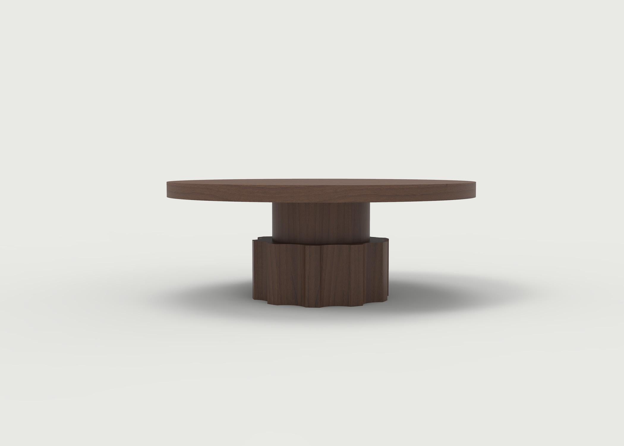 Classique américain Table basse en bois avec base en forme de noix et de Bolt sculptée à la main, choix de bois/finition en vente
