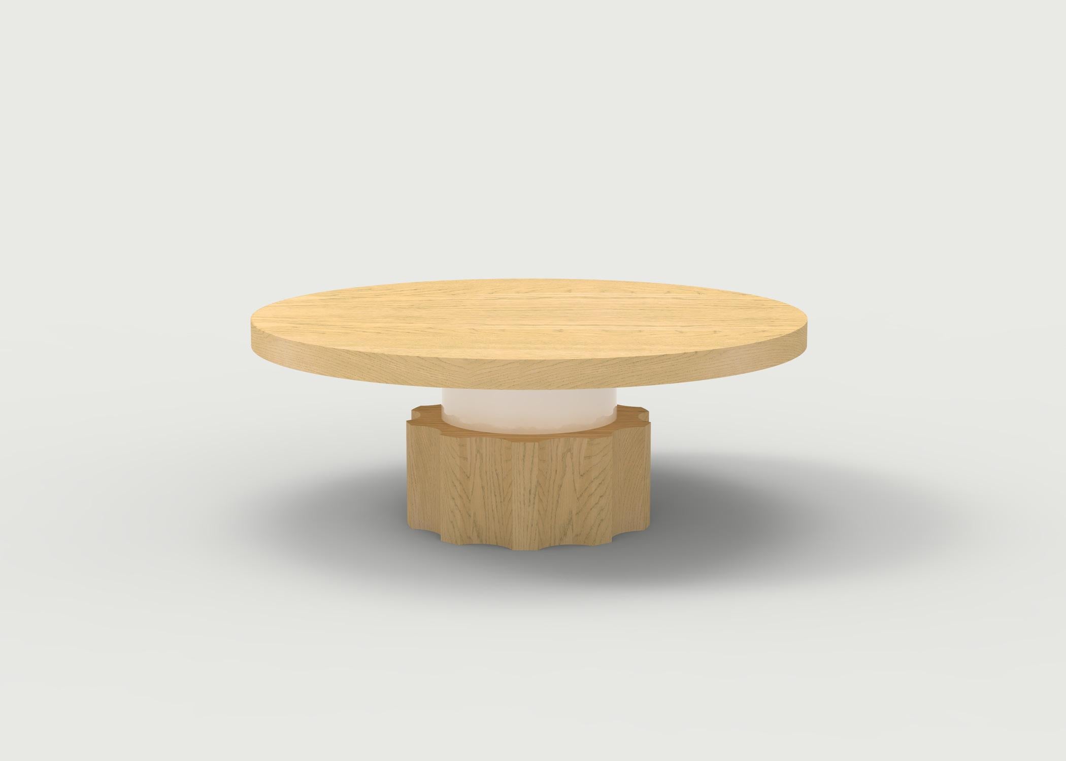 Américain Table basse en bois avec base en forme de noix et de Bolt sculptée à la main, choix de bois/finition en vente