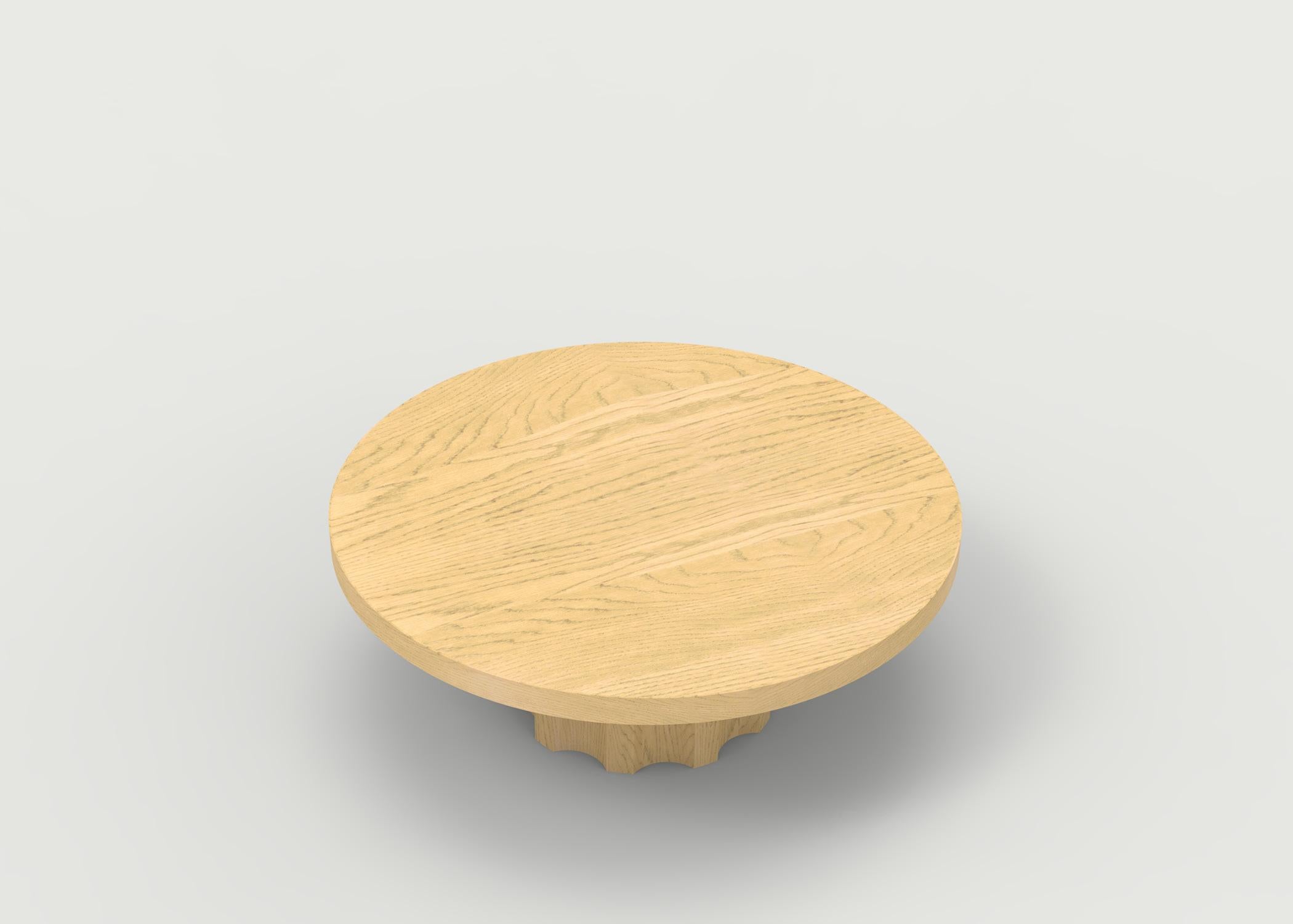 Sculpté à la main Table basse en bois avec base en forme de noix et de Bolt sculptée à la main, choix de bois/finition en vente