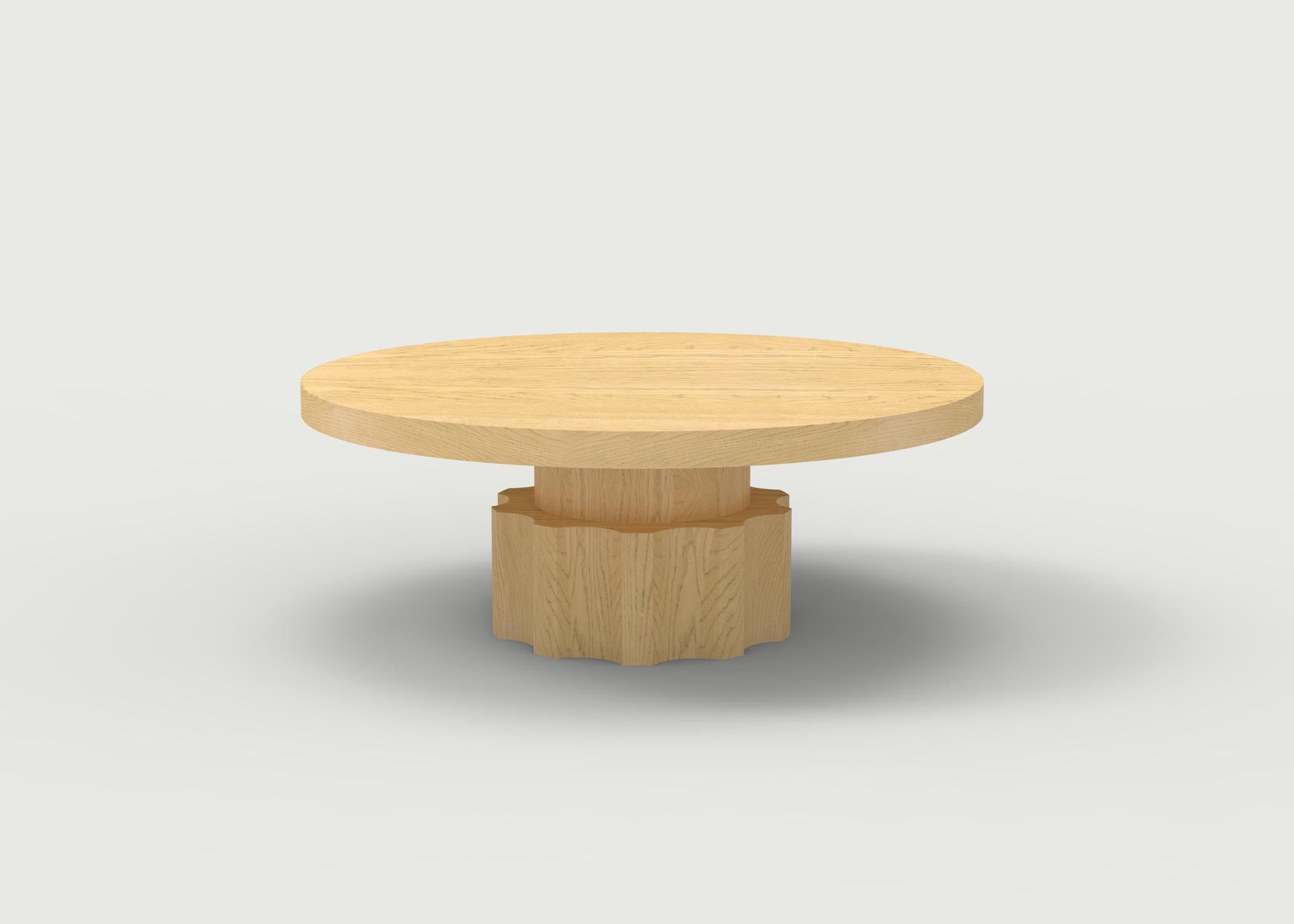 XXIe siècle et contemporain Table basse en bois avec base en forme de noix et de Bolt sculptée à la main, choix de bois/finition en vente