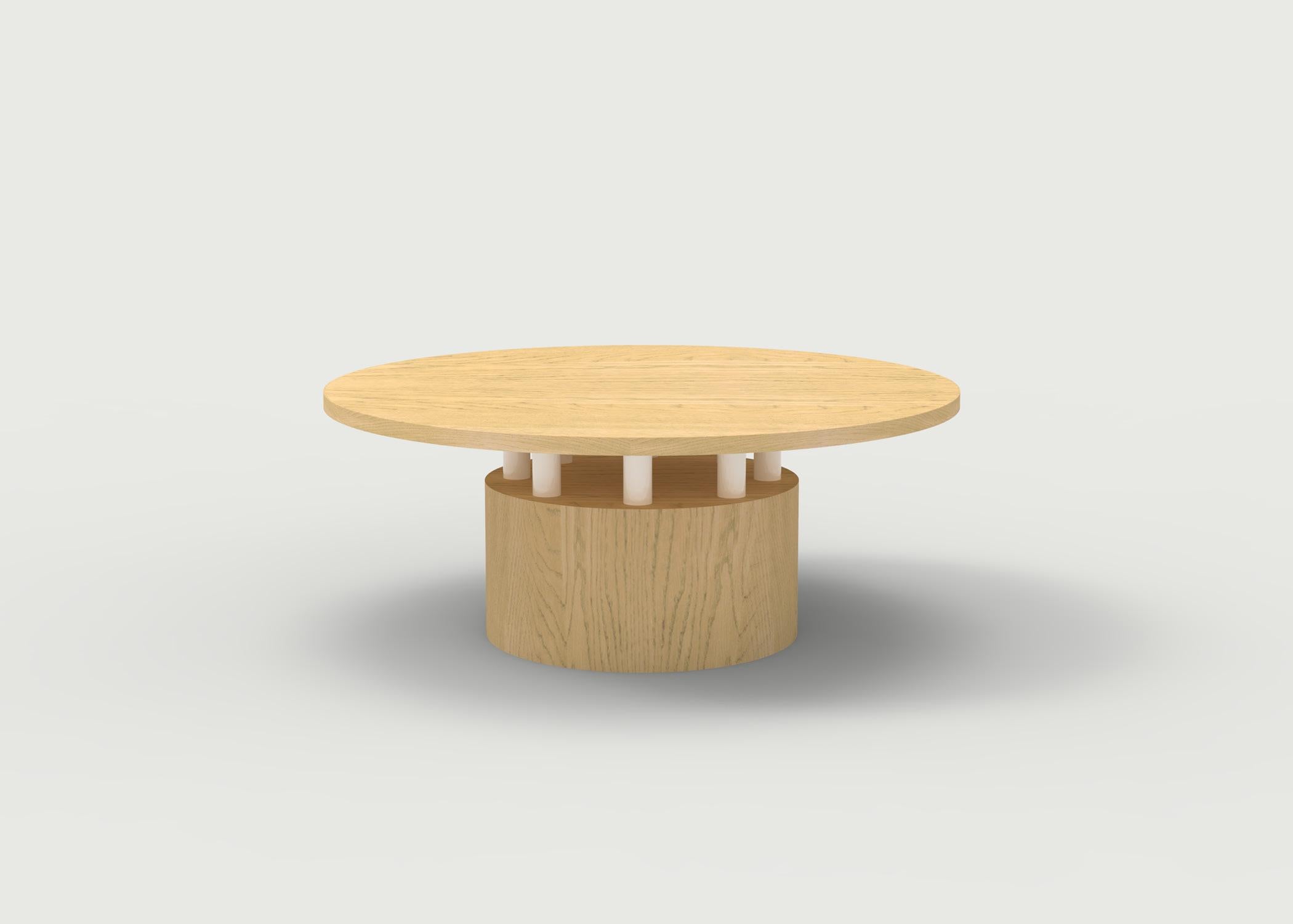 Américain Table basse en bois avec base ronde et poteaux cylindriques peints montrés en chêne en vente