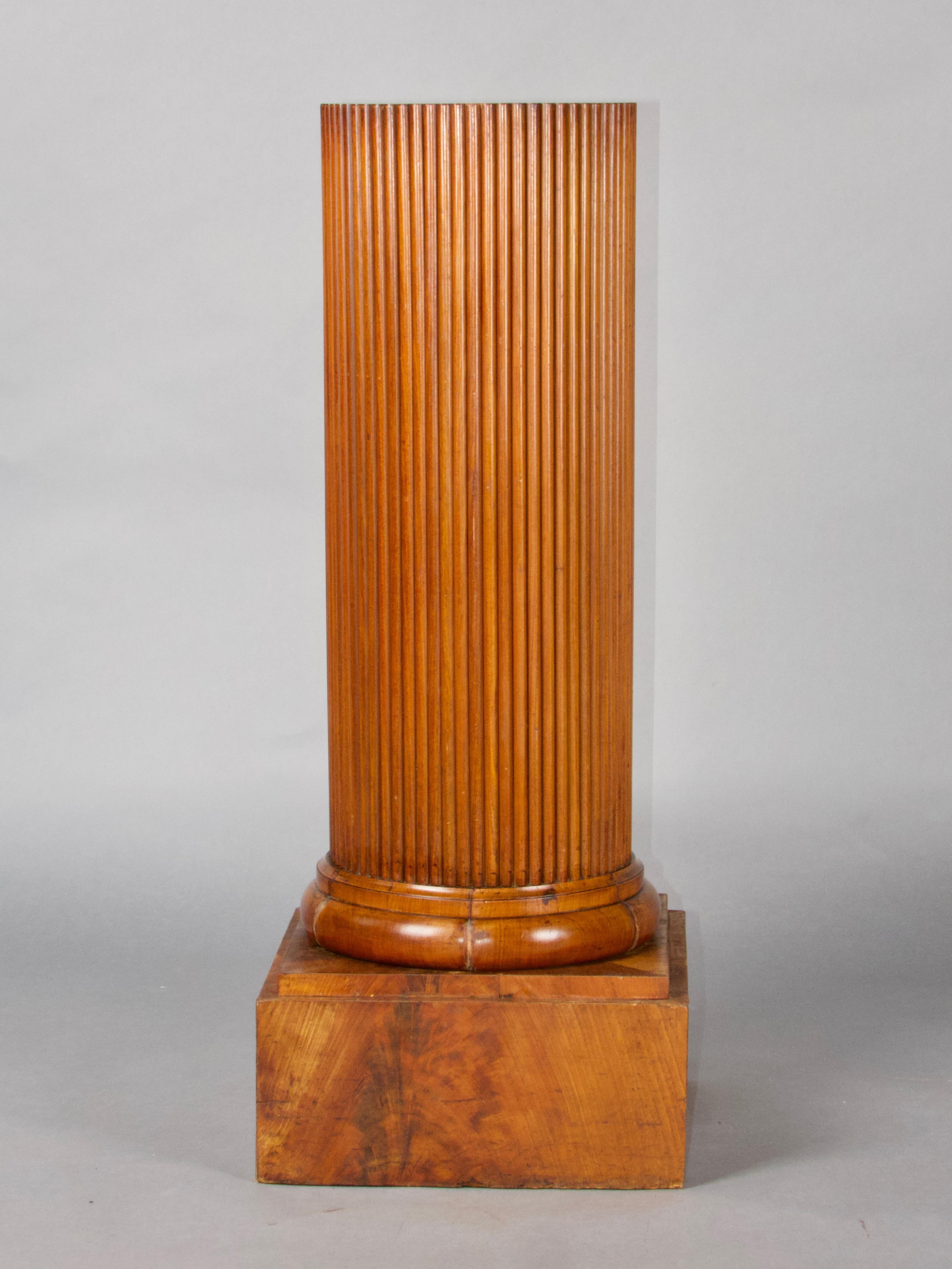 Colonne en bois avec petite réparation à la base 