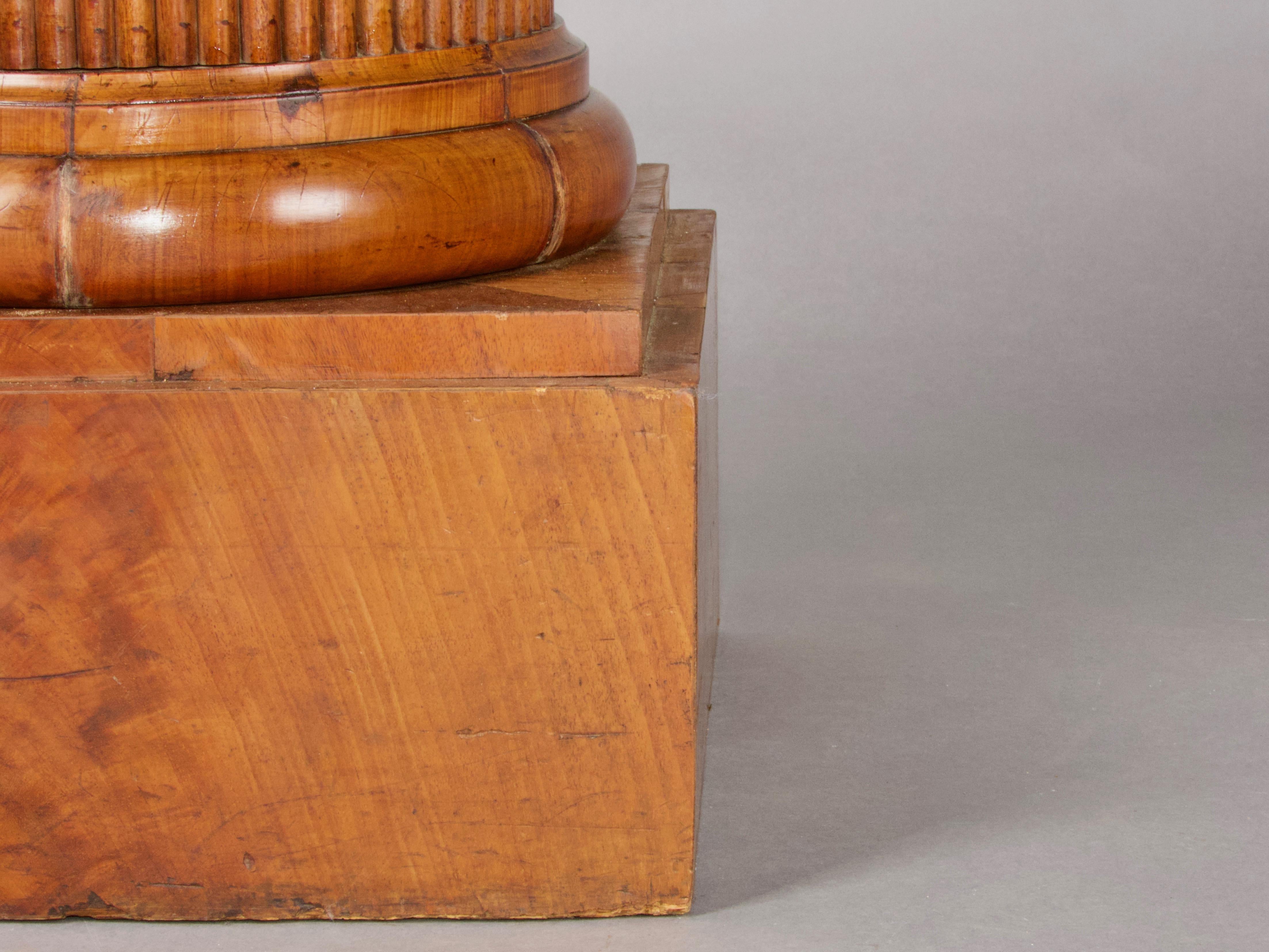 Européen Colonne en Wood en vente