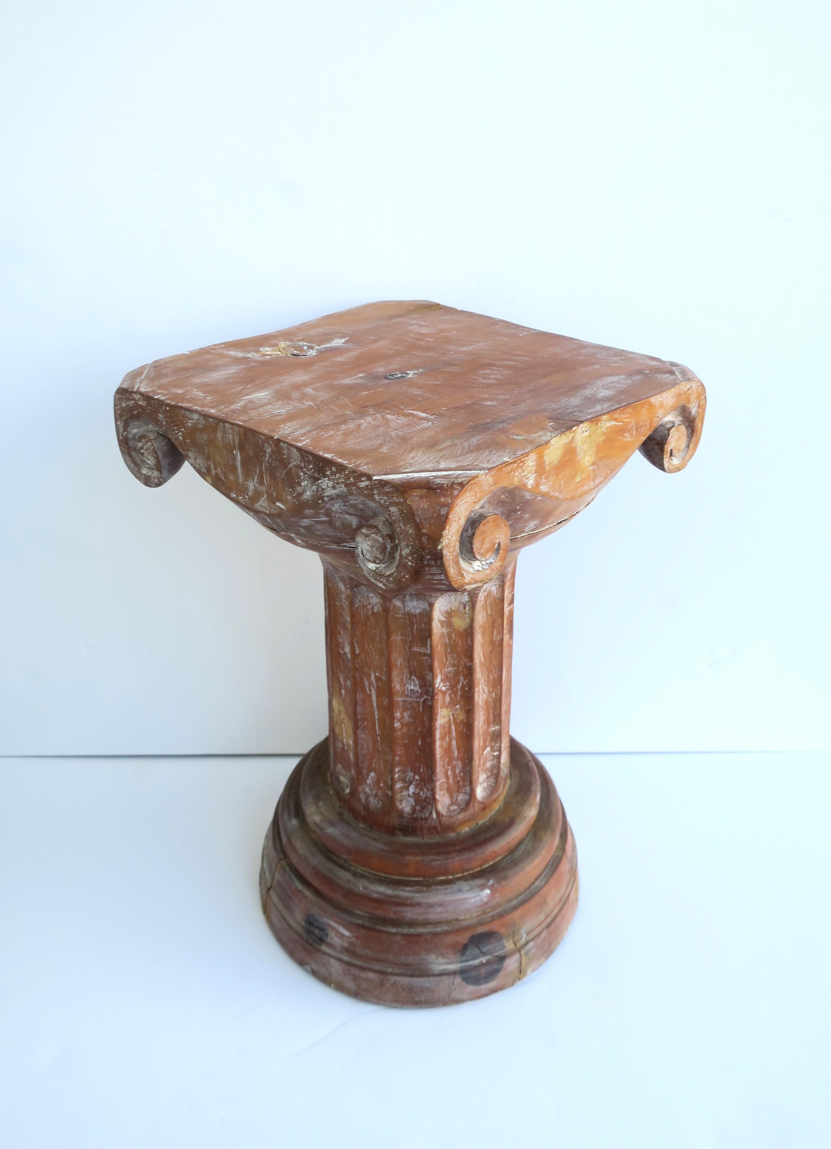 Neoklassizistischer Säulentisch aus Holz auf Sockeltisch für Skulptur oder Cocktail im Angebot 3