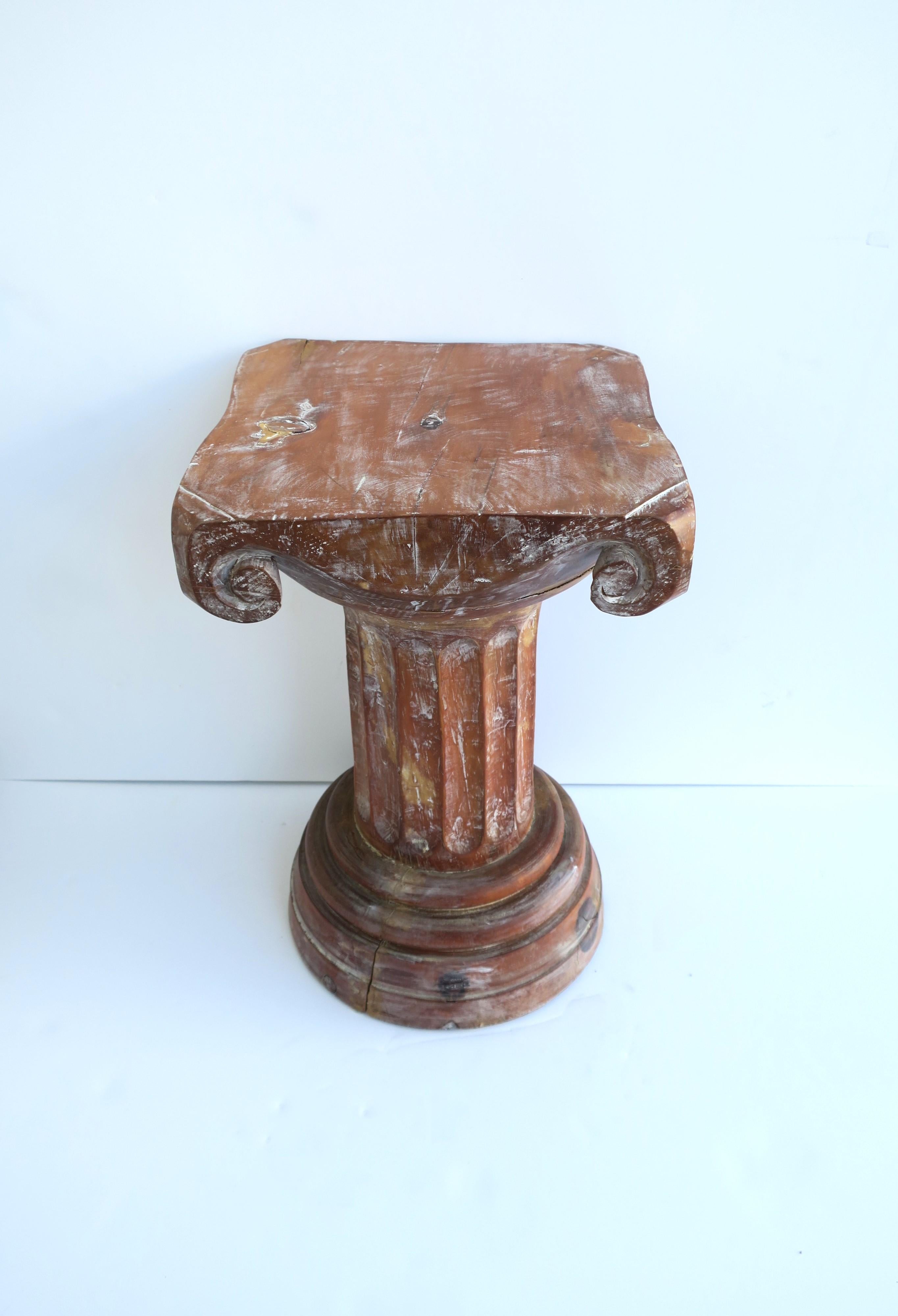 Neoklassizistischer Säulentisch aus Holz auf Sockeltisch für Skulptur oder Cocktail im Angebot 2