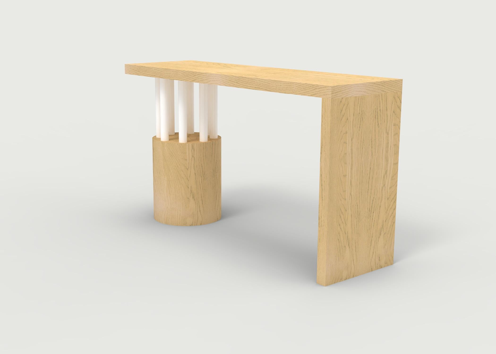 Américain Table console en bois avec plateau massif et base ronde avec poteaux en vente