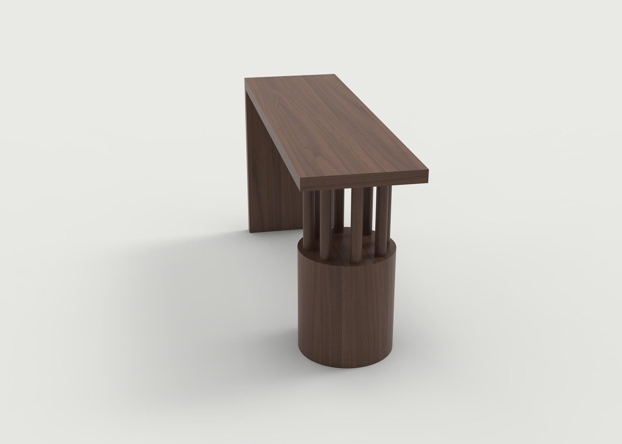 Sculpté à la main Table console en bois avec plateau massif et base ronde avec poteaux en vente
