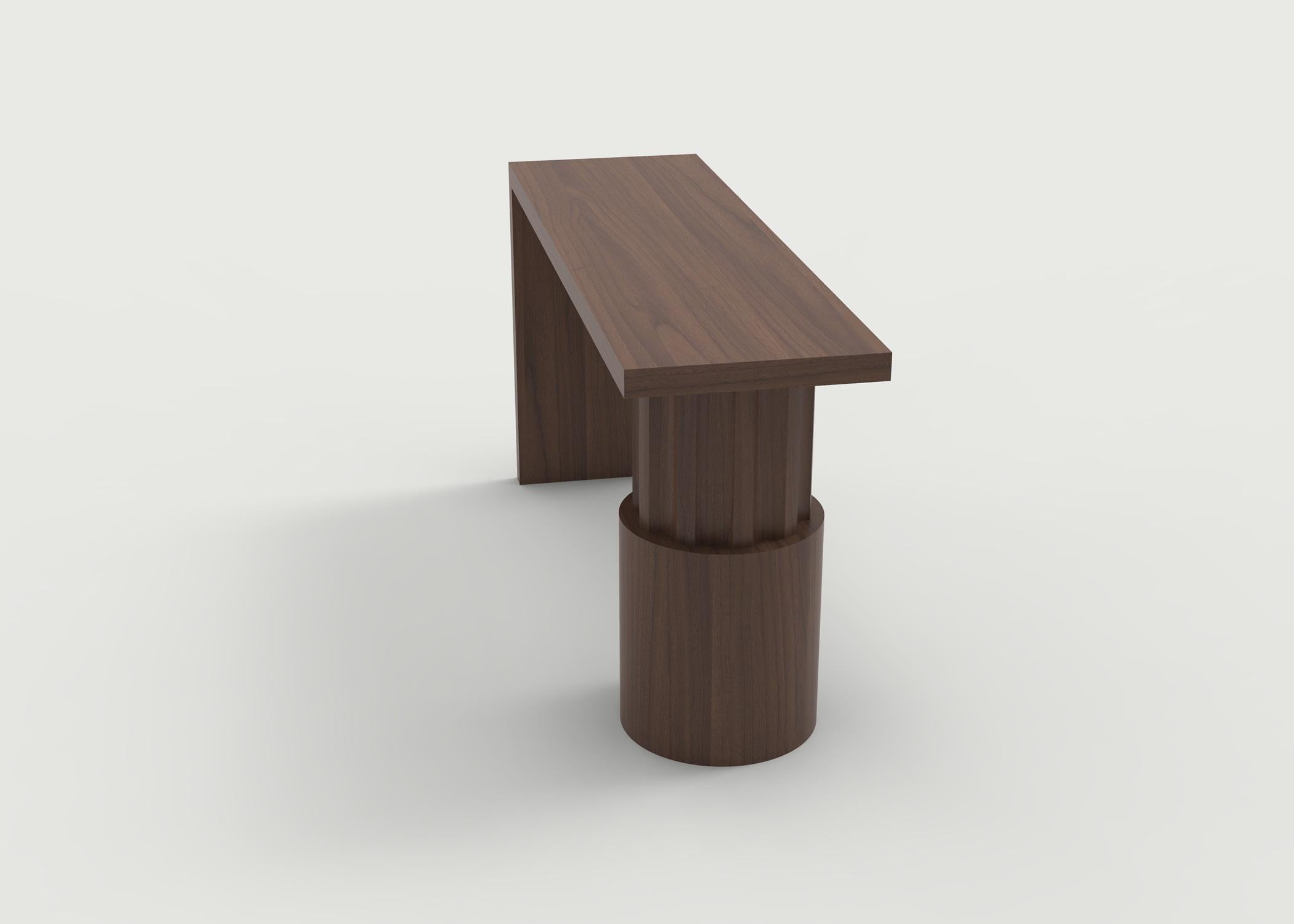 Die abgebildete Warren-Konsole hat eine Platte aus Massivholz und einen geformten Sockel - und kann als Schreibtisch für die Arbeit zu Hause genutzt werden. Alle handgeschnitzt und fertiggestellt in unserem Geschäft in Brooklyn. Sorgfältig