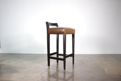 Moderner Hocker mit niedriger Rückenlehne aus Holz und Leder von Costantini, Umberto, auf Lager