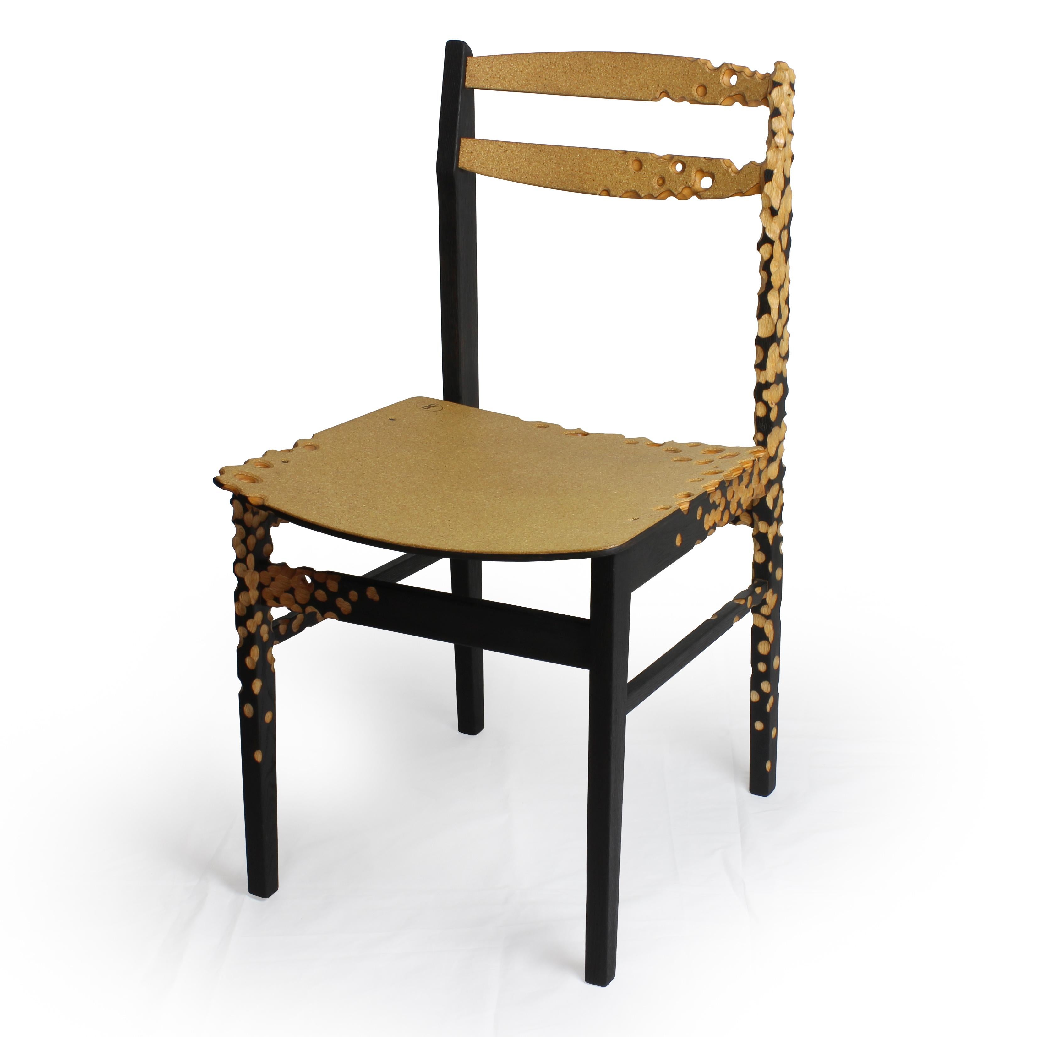 ESTA DISTINTIVA SILLA DE COMEDOR, ORIGINARIA DE UN DISEÑO DE MEDIADOS DE SIGLO, SE REIMAGINA UTILIZANDO
MADERA AUTÉNTICA. LA SILLA HA SIDO ARTÍSTICAMENTE CARBONIZADA CON LA TÉCNICA YAKISUGI Y FEA-
TURAS TALLADAS A MANO. PARA MAYOR COMODIDAD, SE HA