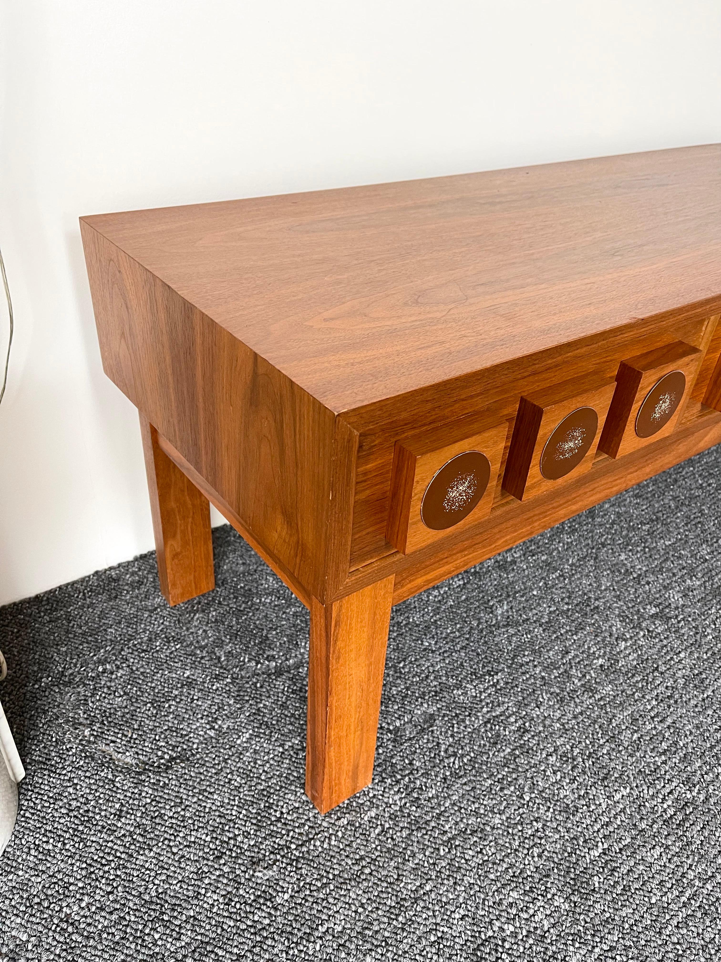 Wood cube Enamel Console by Lars Göran Nilsson for Glas & Trä. Sweden, 1960s In Good Condition For Sale In SAINT-OUEN, FR
