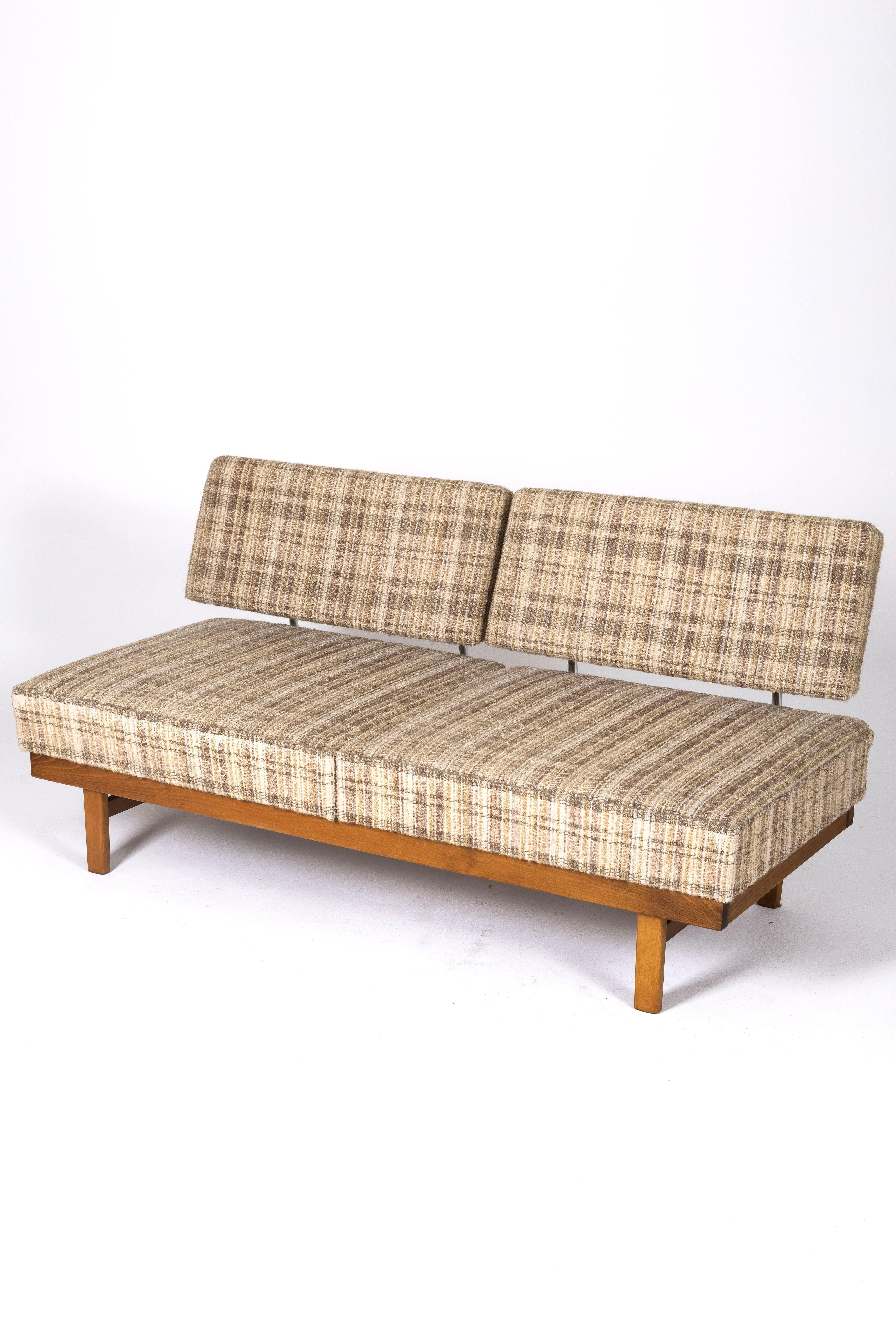 Lit de jour ou lit d'appoint en bois conçu par Stella Walter pour l'éditeur Knoll, des années 1960. Ce lit de jour ou canapé est recouvert de son tissu à carreaux d'origine. Sa structure est en bois. Le lit est doté d'un mécanisme de pliage par