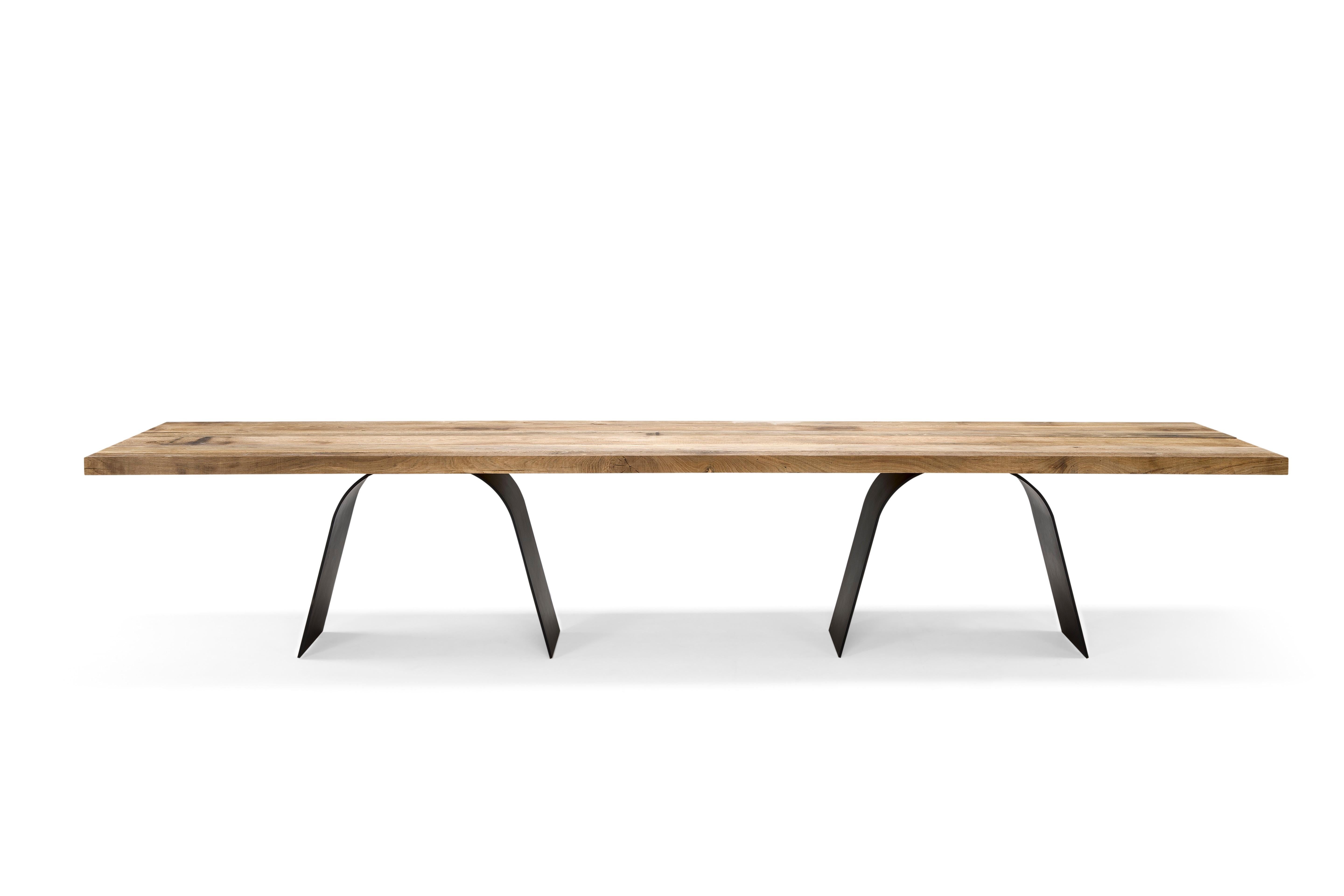 Mesa Desko de madera de Amura Lab
Dimensiones: An 400 x Pr 100 x Al 75 cm
Materiales: TOP: madera BASE: metal.

Laboratorio Amura:
En su mirada, llevan la belleza fuerte y conmovedora del sur de Italia. En sus manos, la pasión y la cuidada artesanía